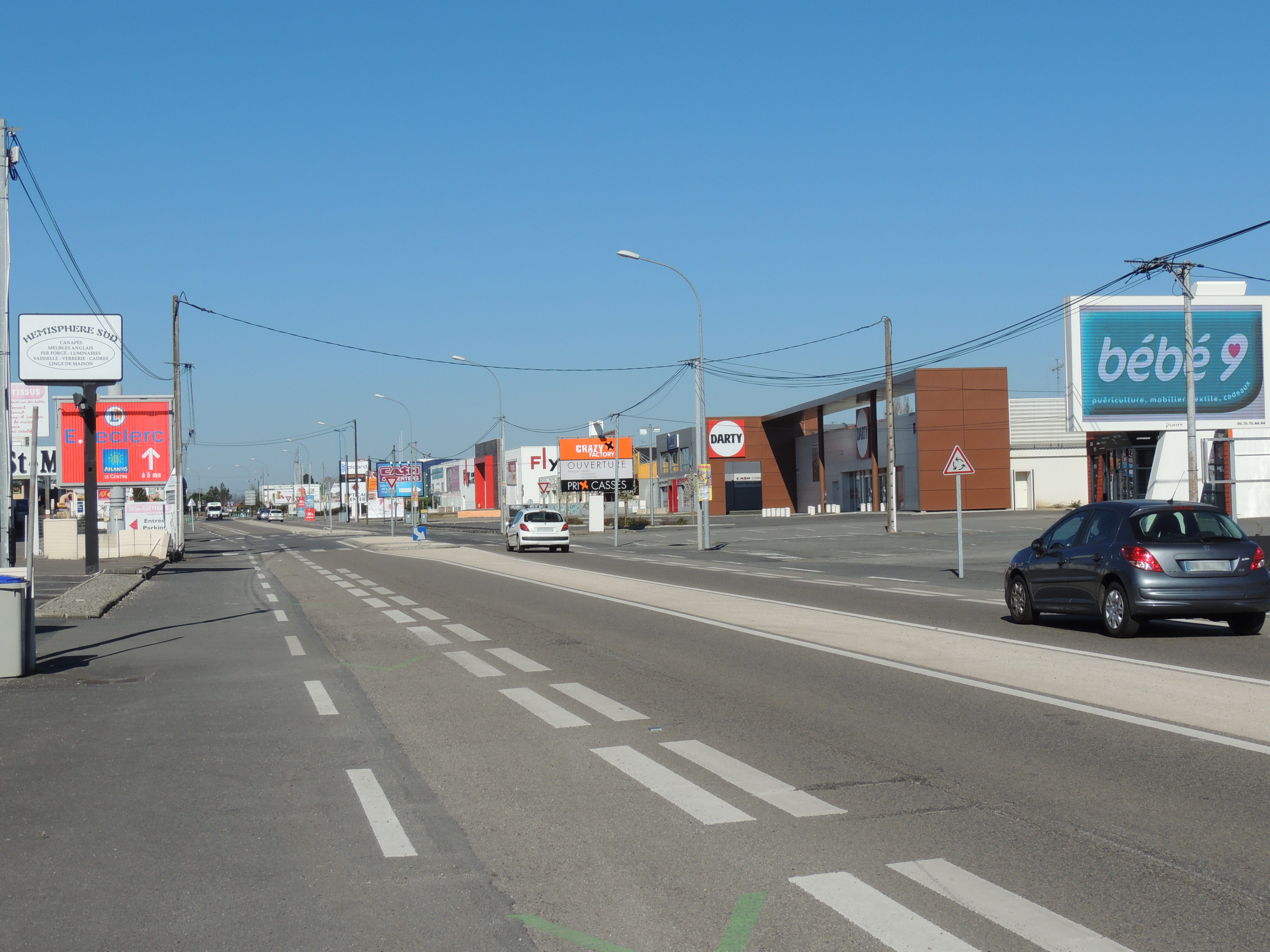 Location pure Local commercial 1 500 m² Saint-Herblain