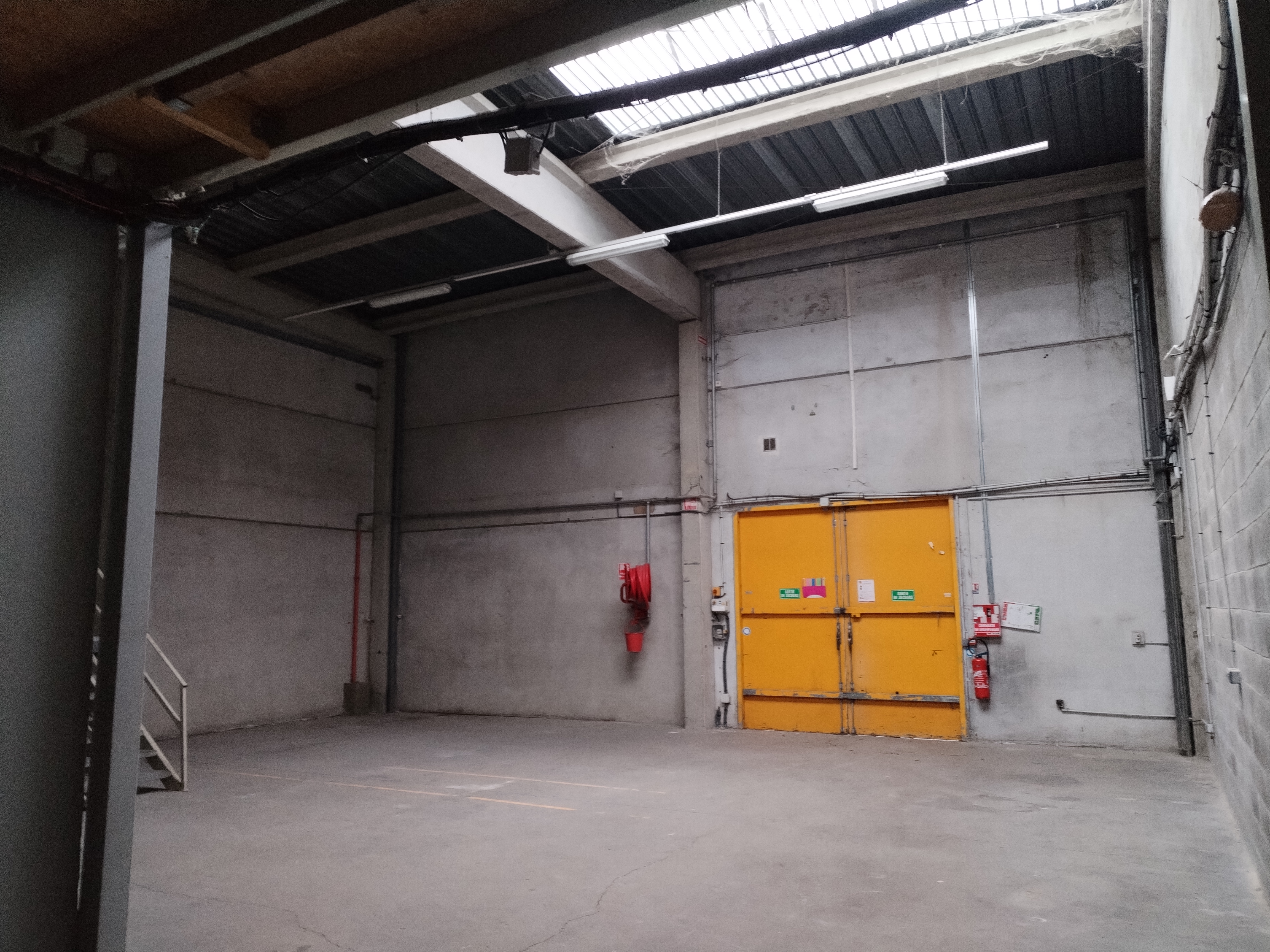 Location pure Local commercial 1 560 m² Englos - 3
