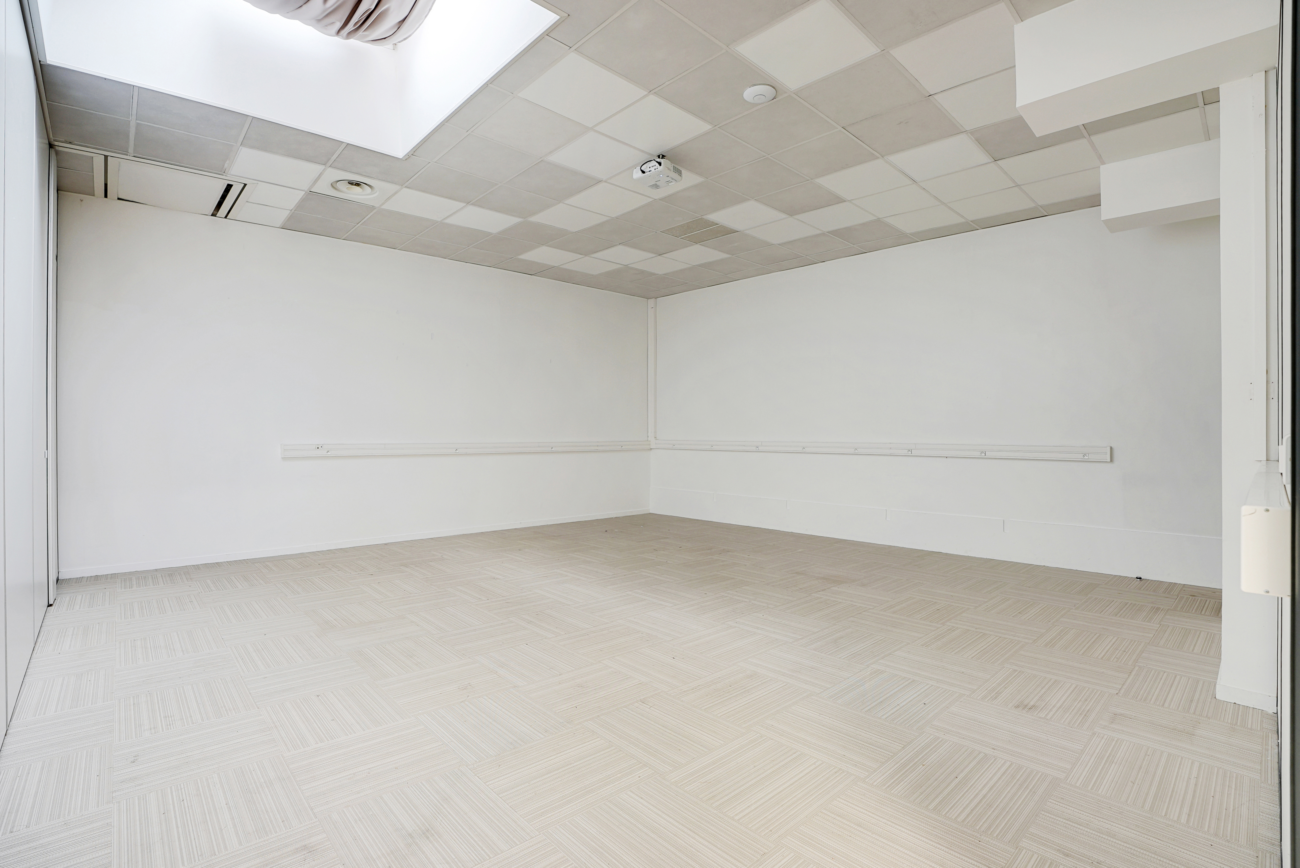 Location pure Local commercial 550 m² Paris - 11