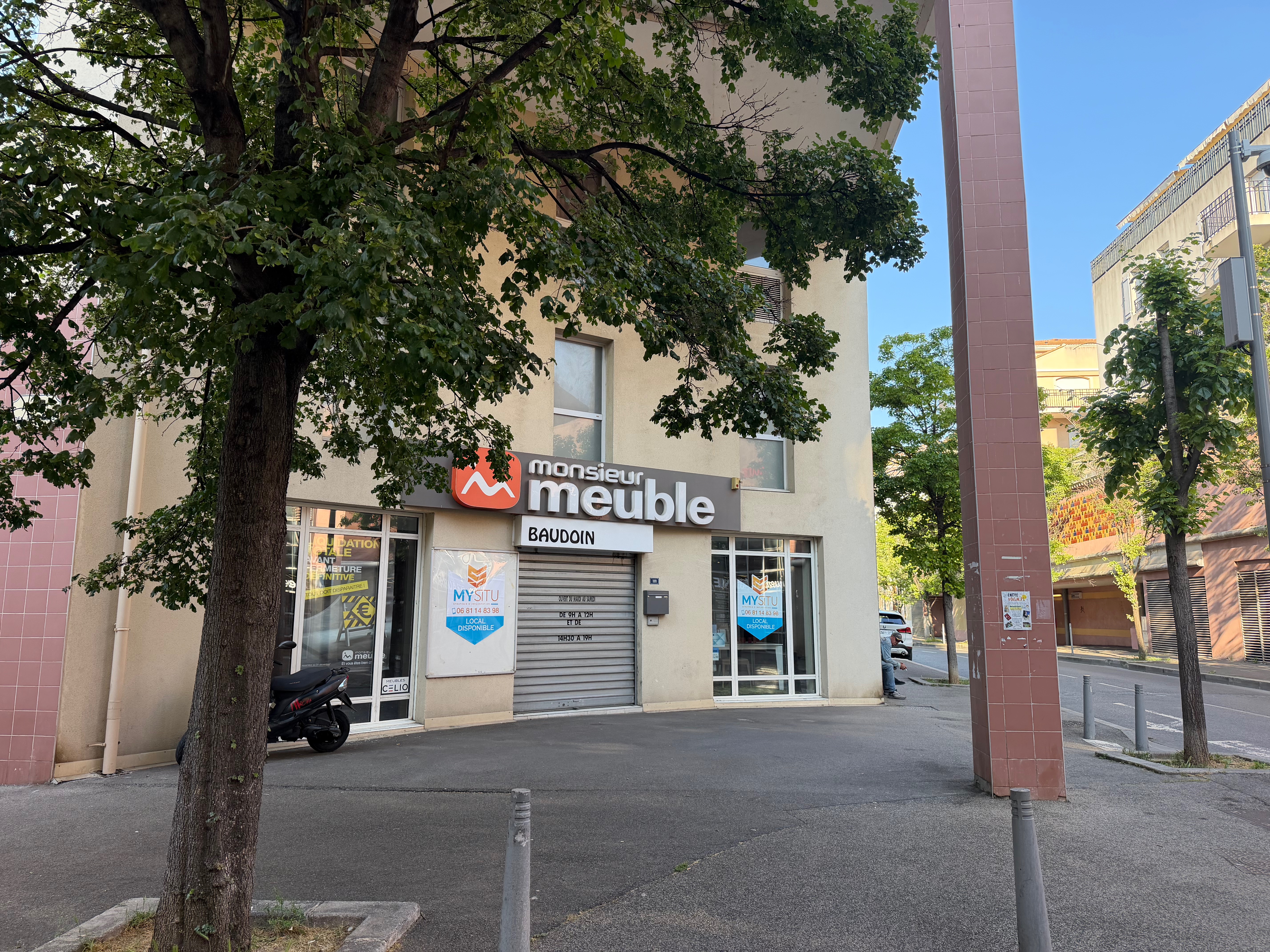 Location pure Local commercial 1 365 m² Aubagne