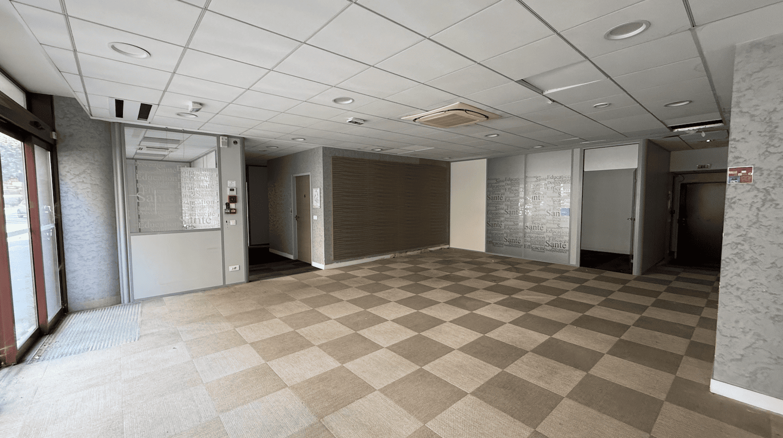 Location pure Local commercial 192 m² Montreuil - 2