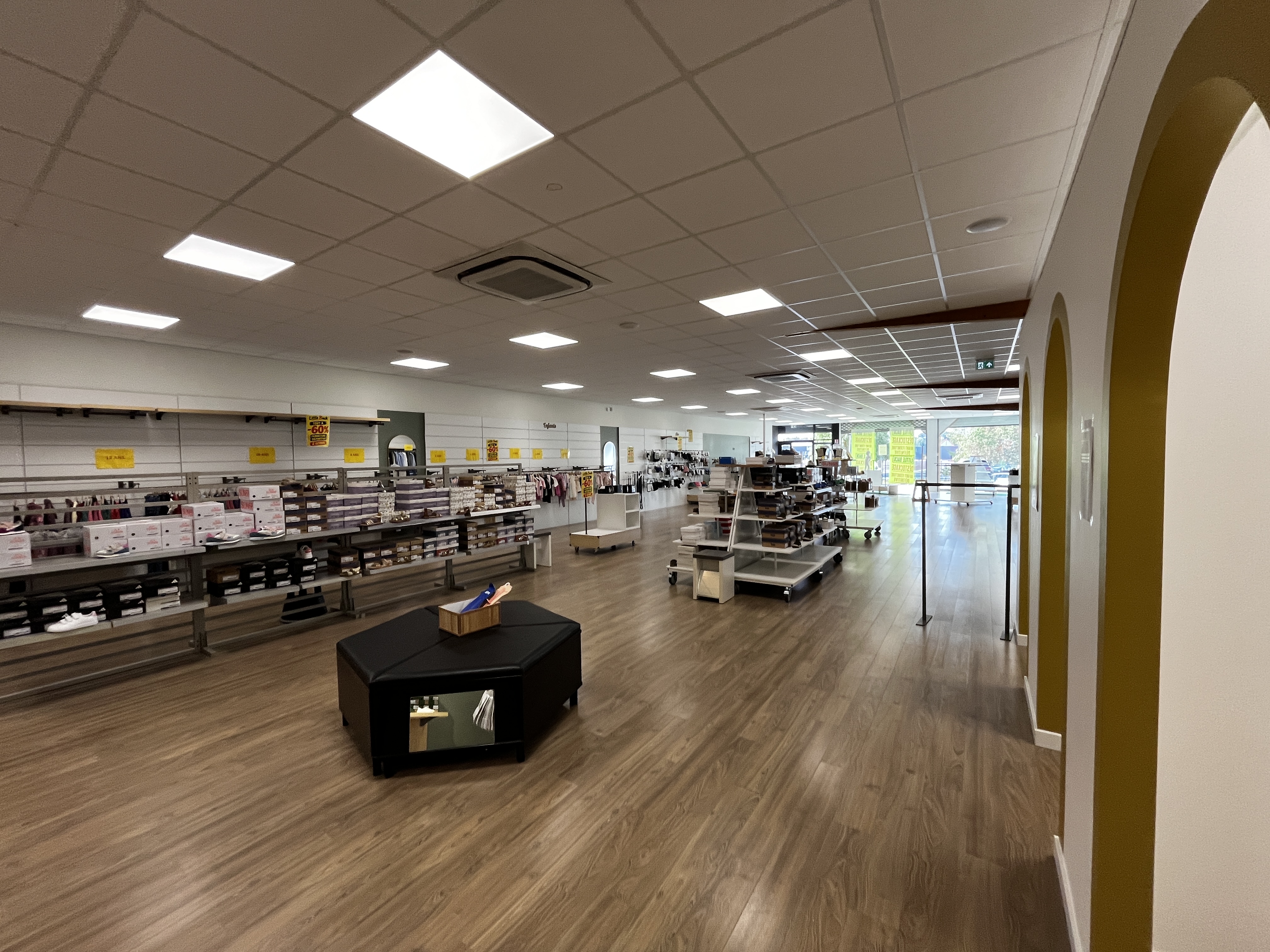 Location pure Local commercial 342 m² Mayenne - 2