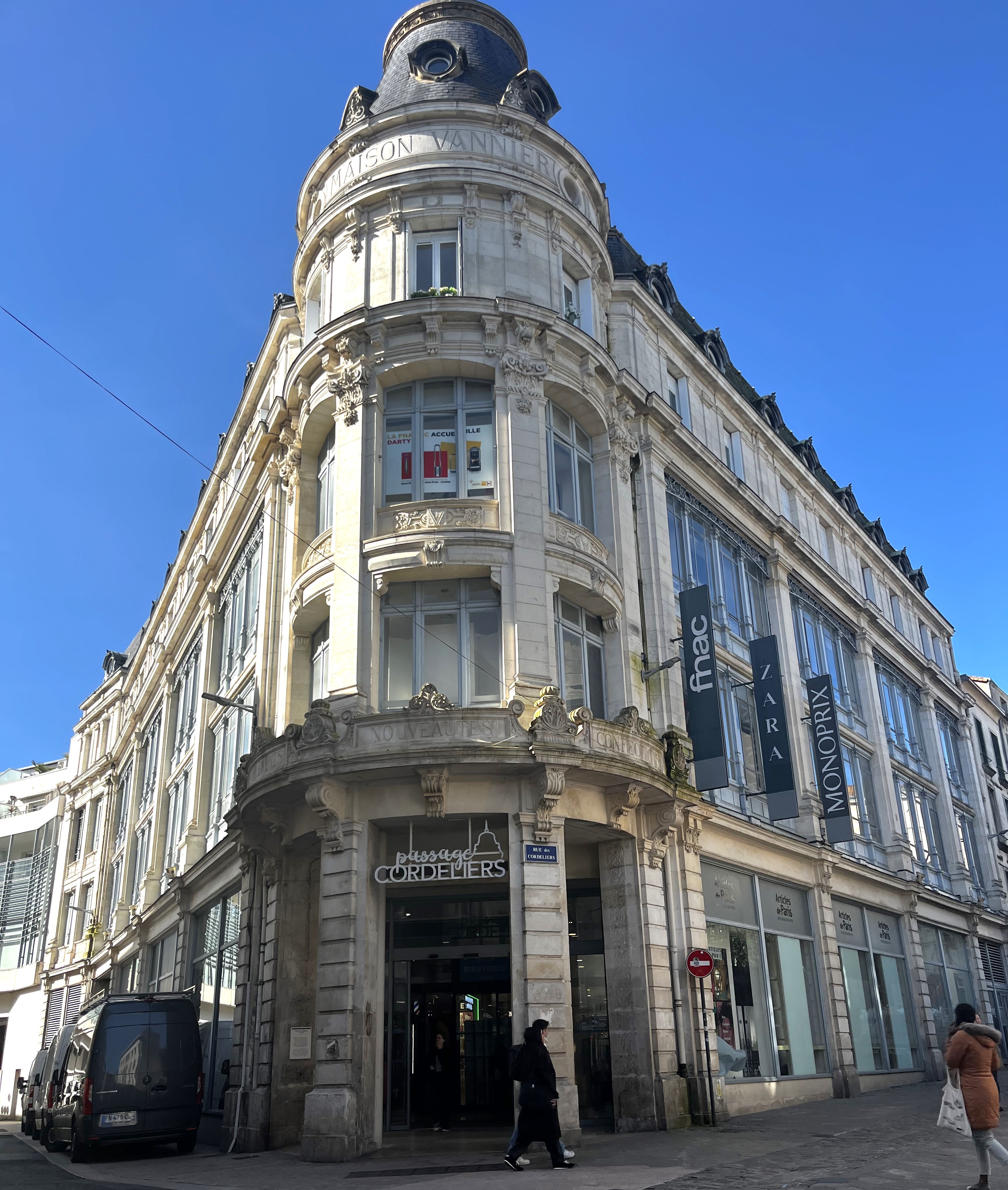 Location pure Local commercial 145 m² Poitiers