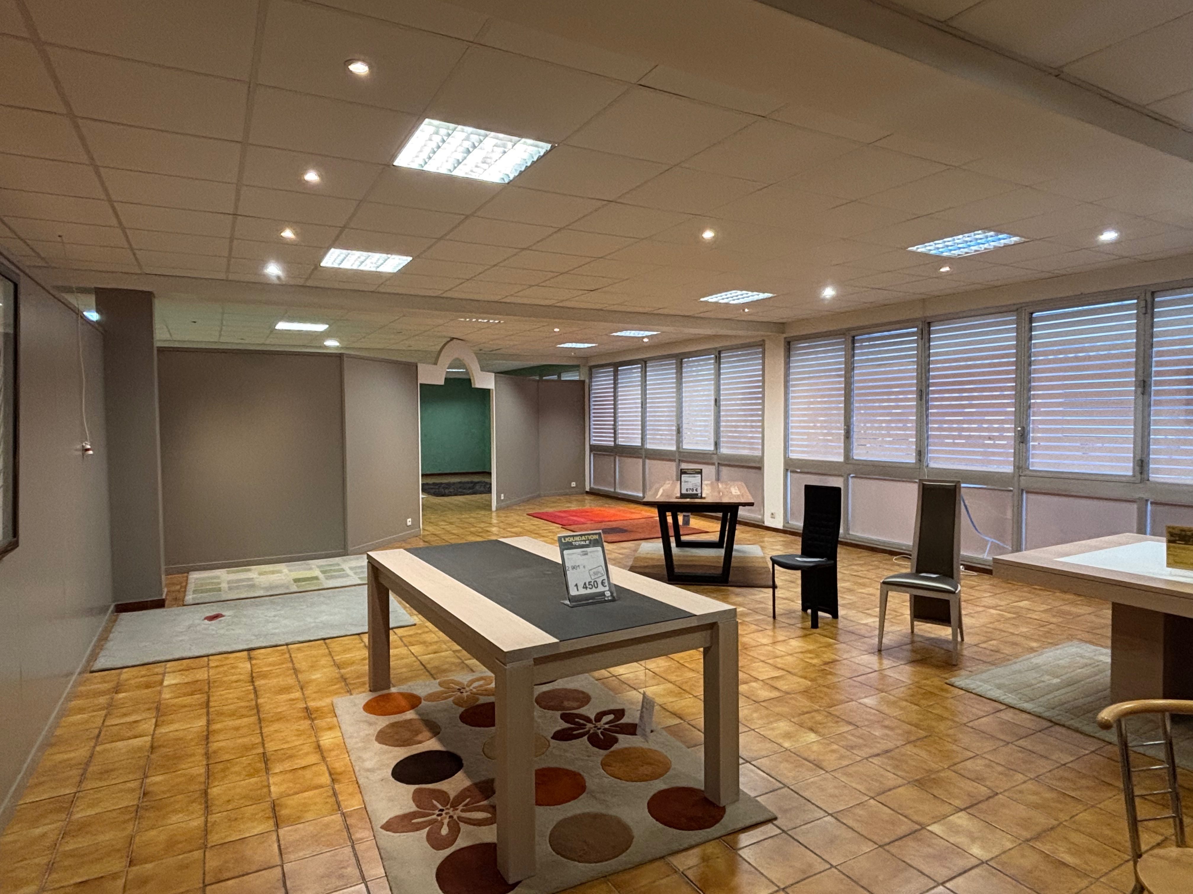 Location pure Local commercial 1 365 m² Aubagne - 6