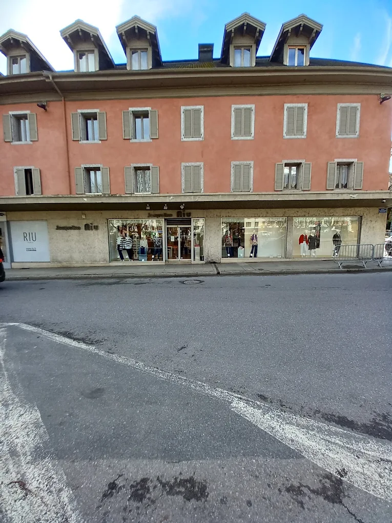Location pure Local commercial 251 m² Sallanches