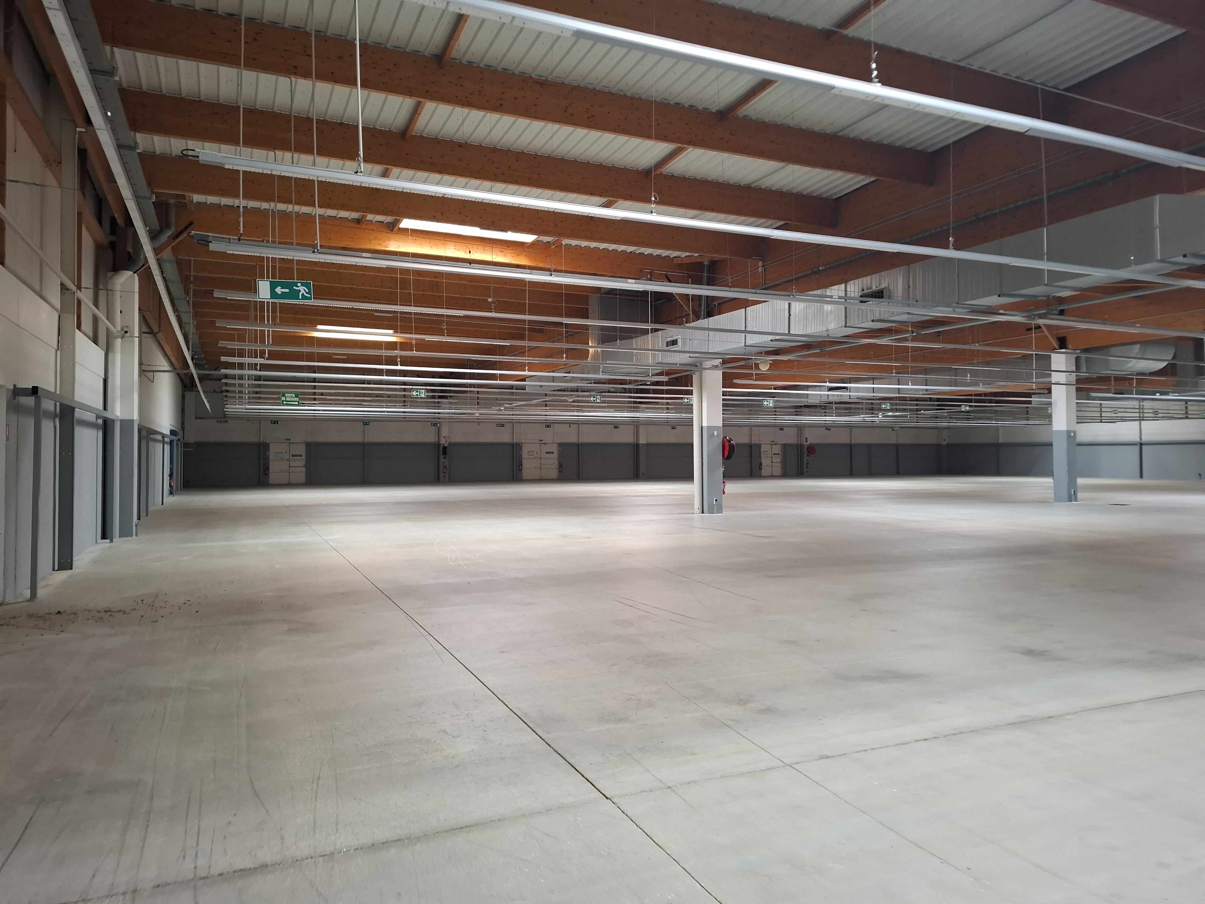 Location pure Local commercial 3 635 m² Reims - 2