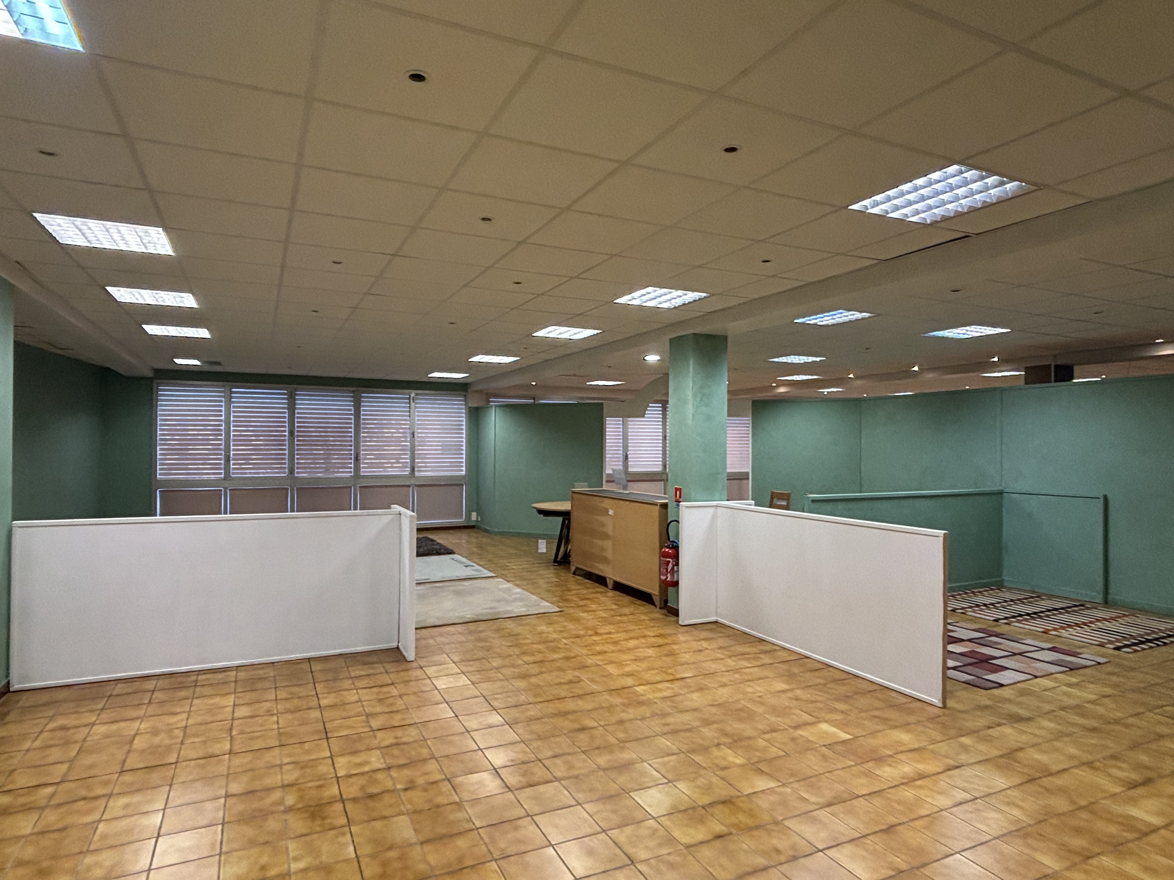 Location pure Local commercial 1 365 m² Aubagne - 3