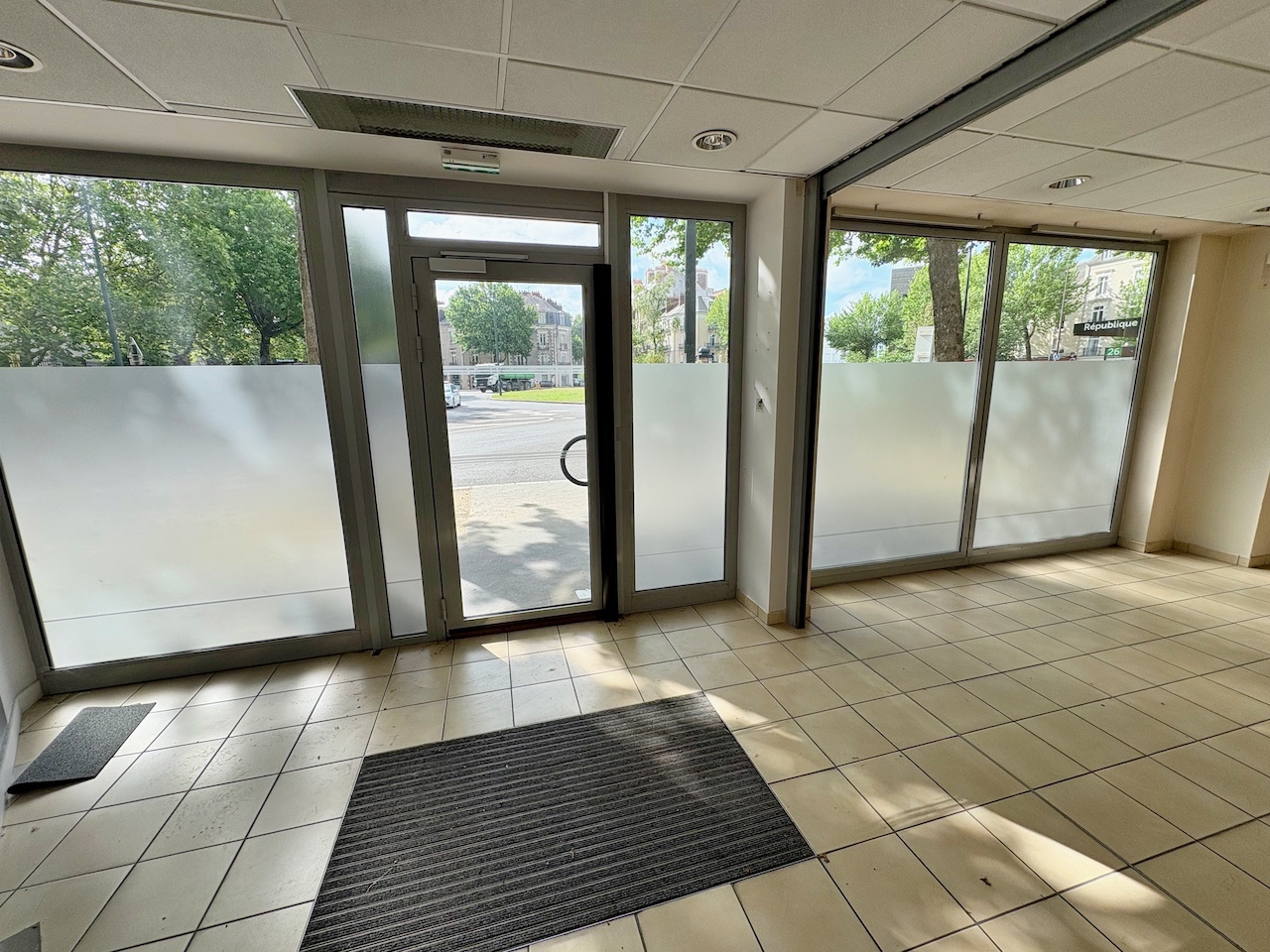 Vente de murs libres Local commercial 225 m² Nantes - 2