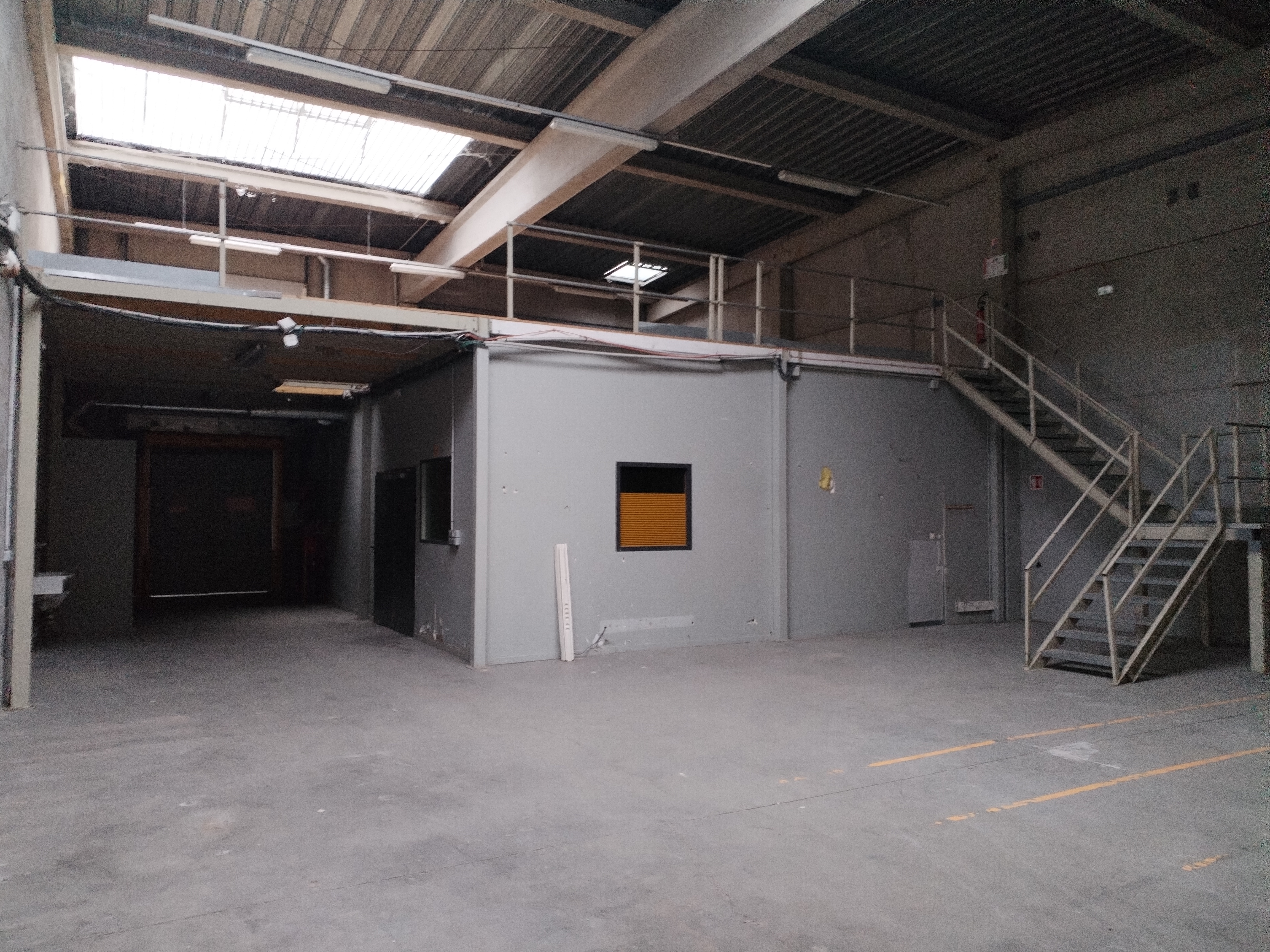 Location pure Local commercial 1 560 m² Englos - 2