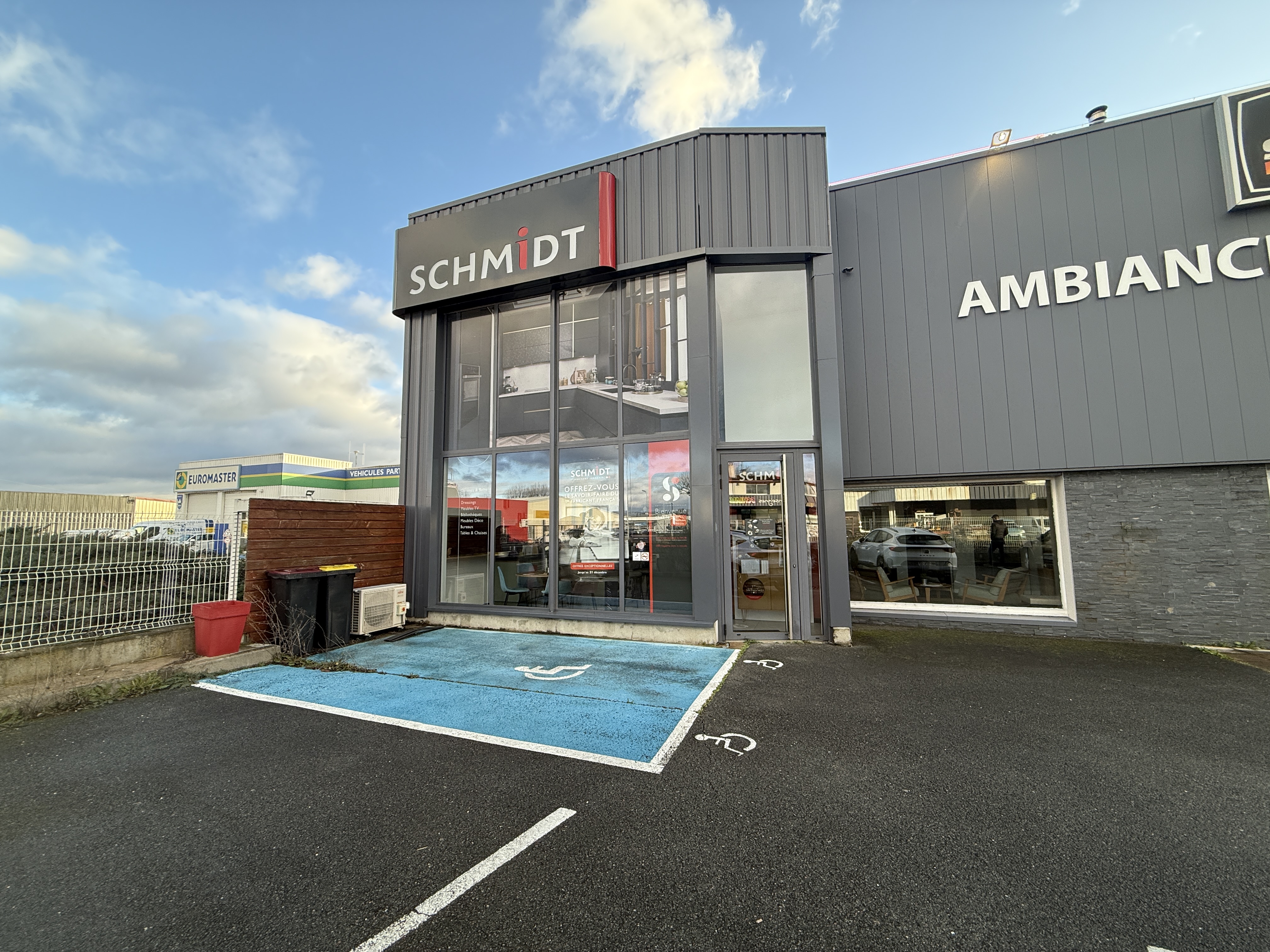 Location pure Local commercial 220 m² Le Coteau - 2