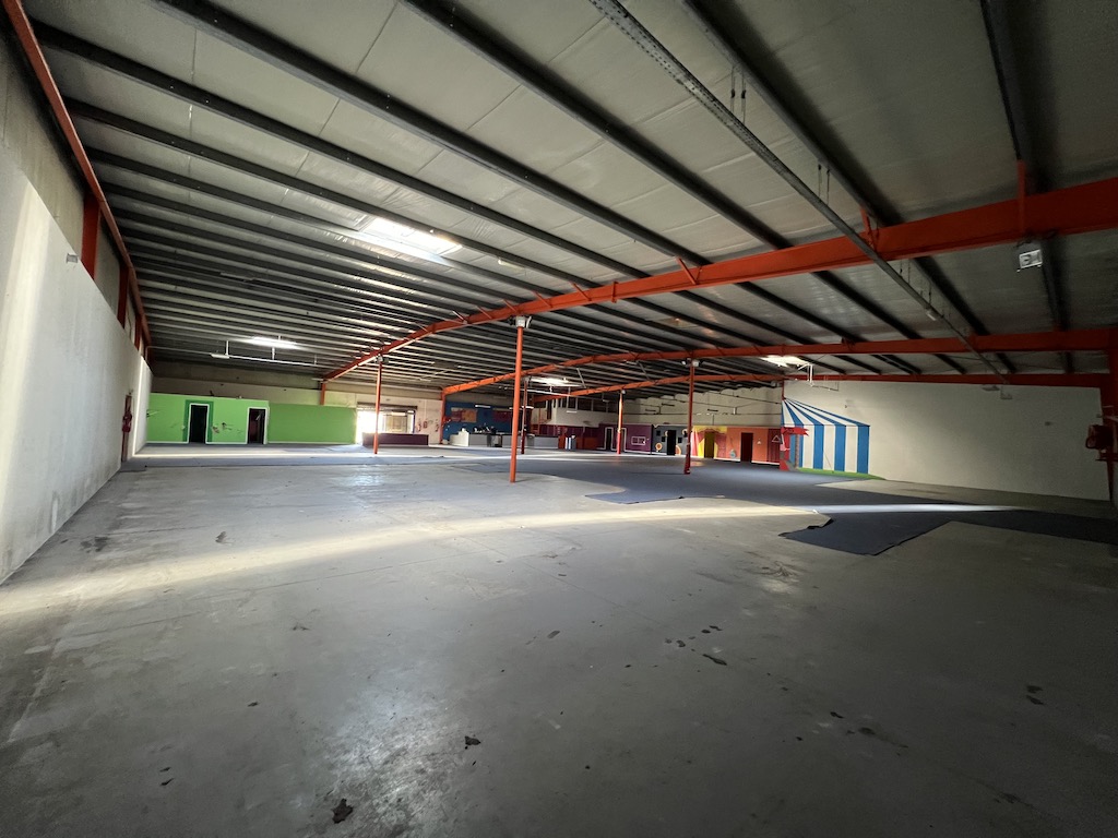 Location pure Local commercial 1 300 m² Biganos