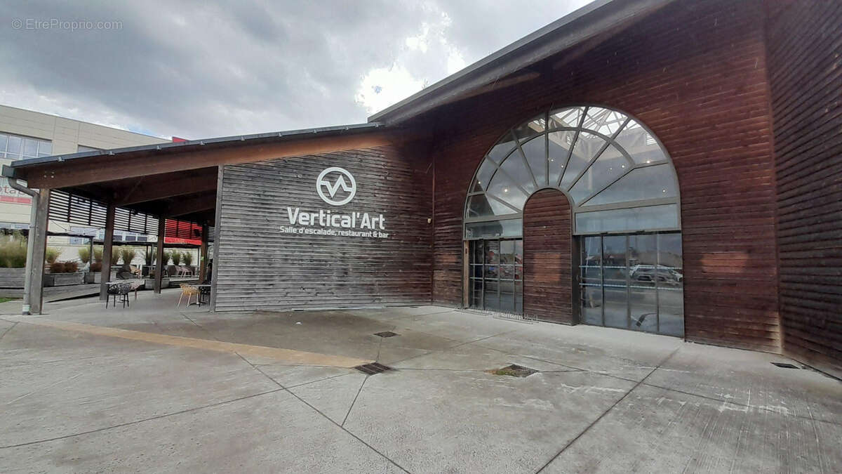 Vente de murs occupés Local commercial 2 450 m² Le Mans