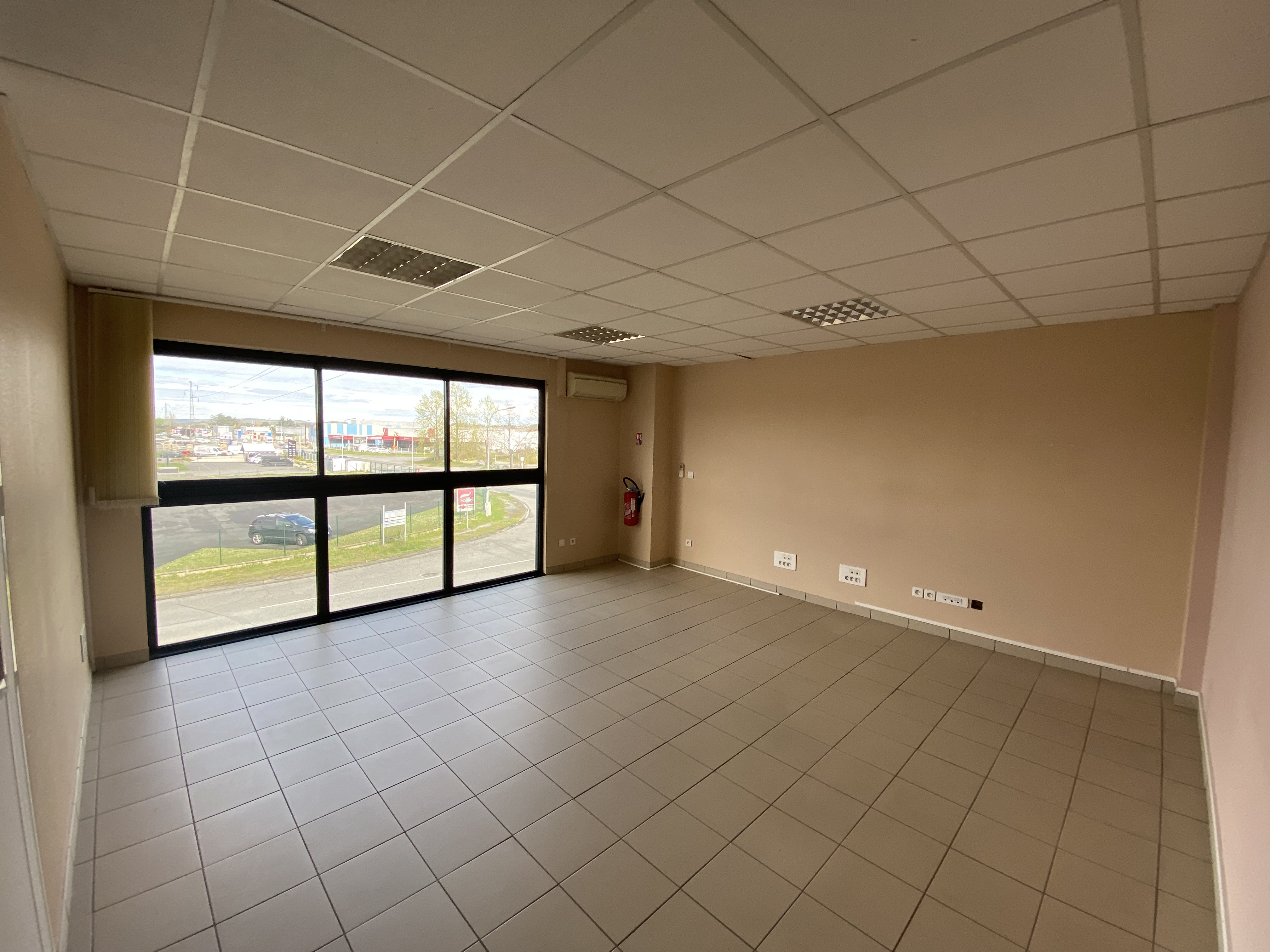 Location Bureaux 142 m² Lons