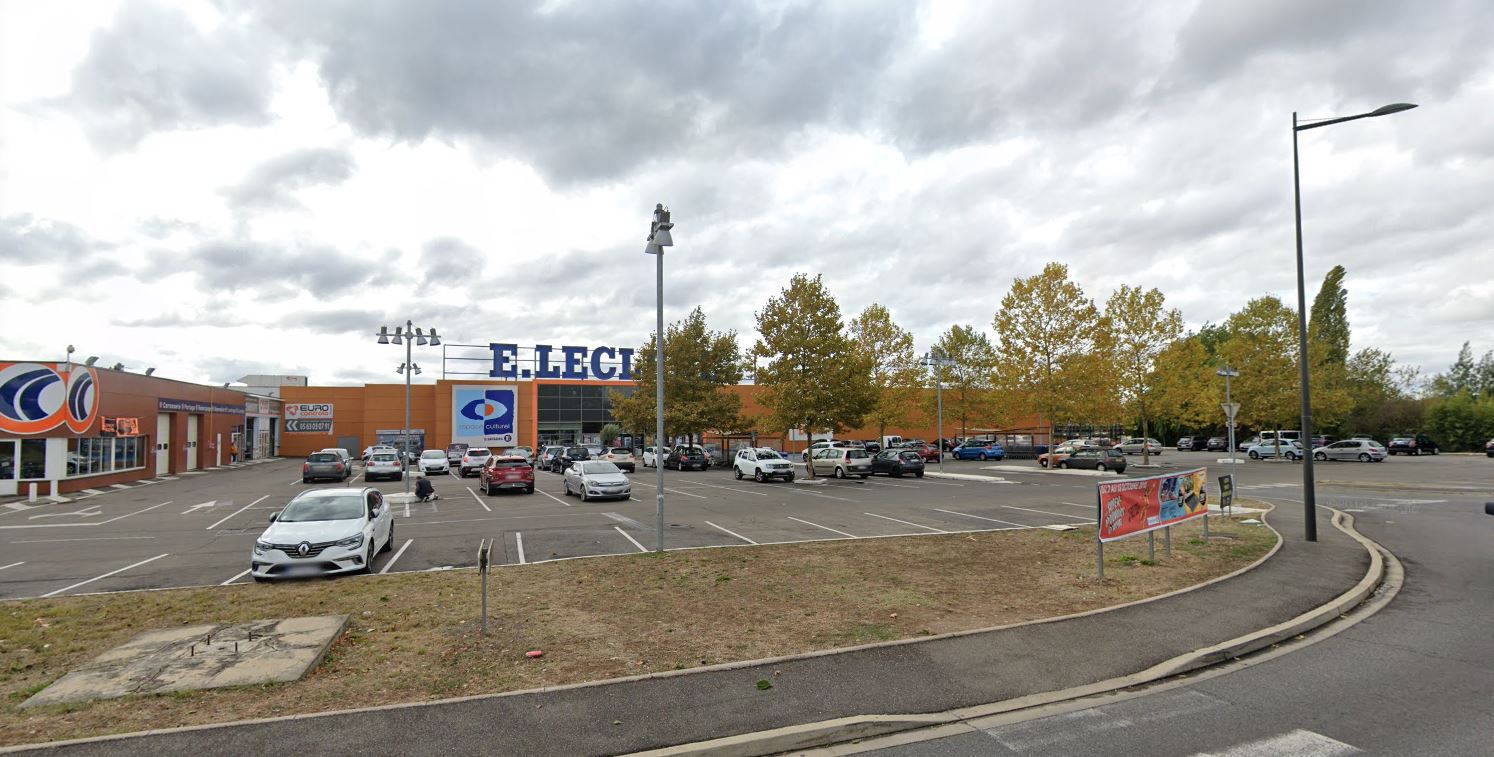 Location pure Local commercial 688 m² Montauban