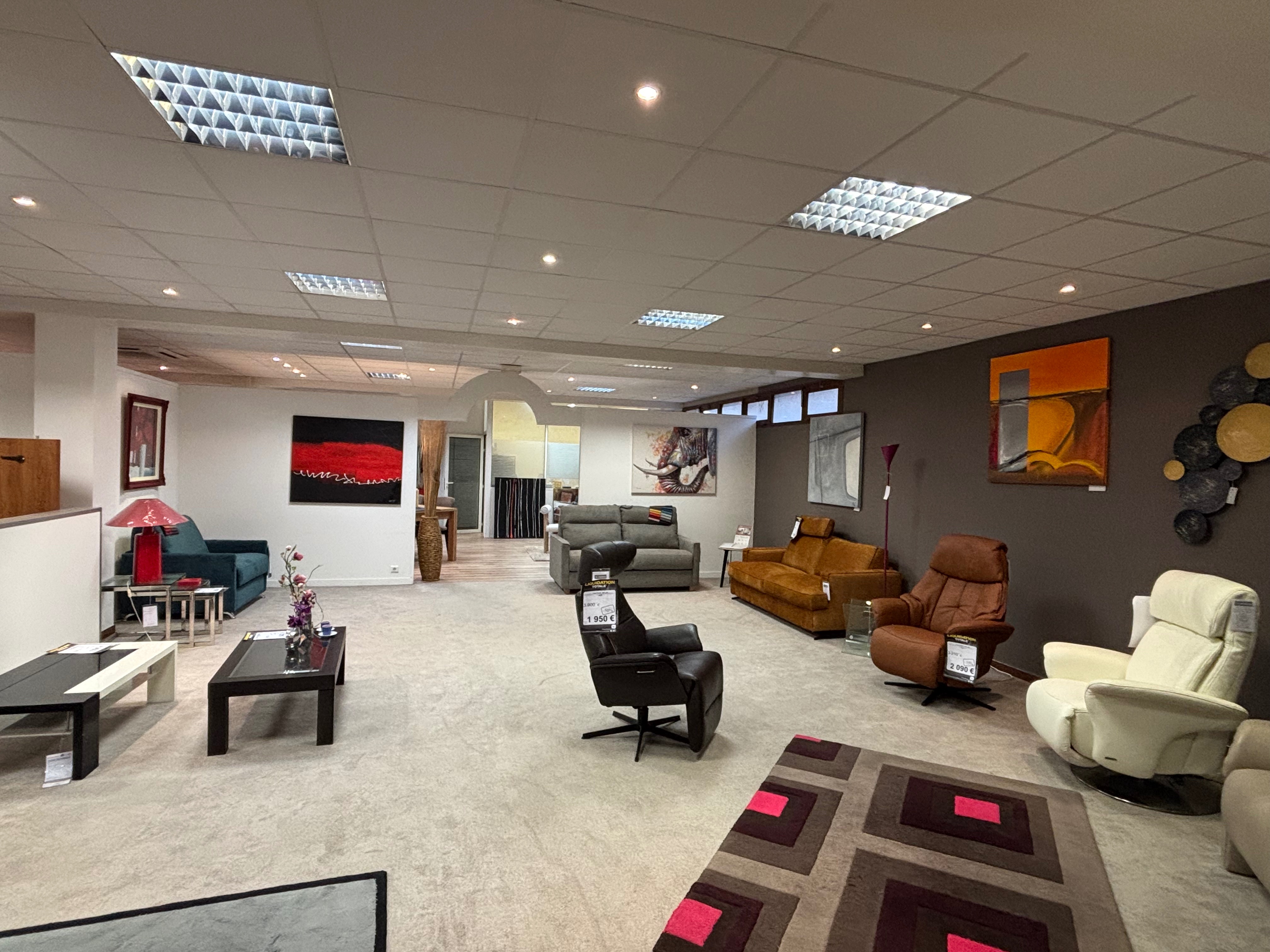 Location pure Local commercial 1 365 m² Aubagne - 2