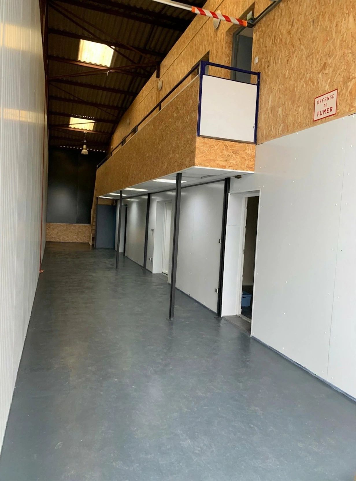 Location Entrepôt 180 m² Ifs