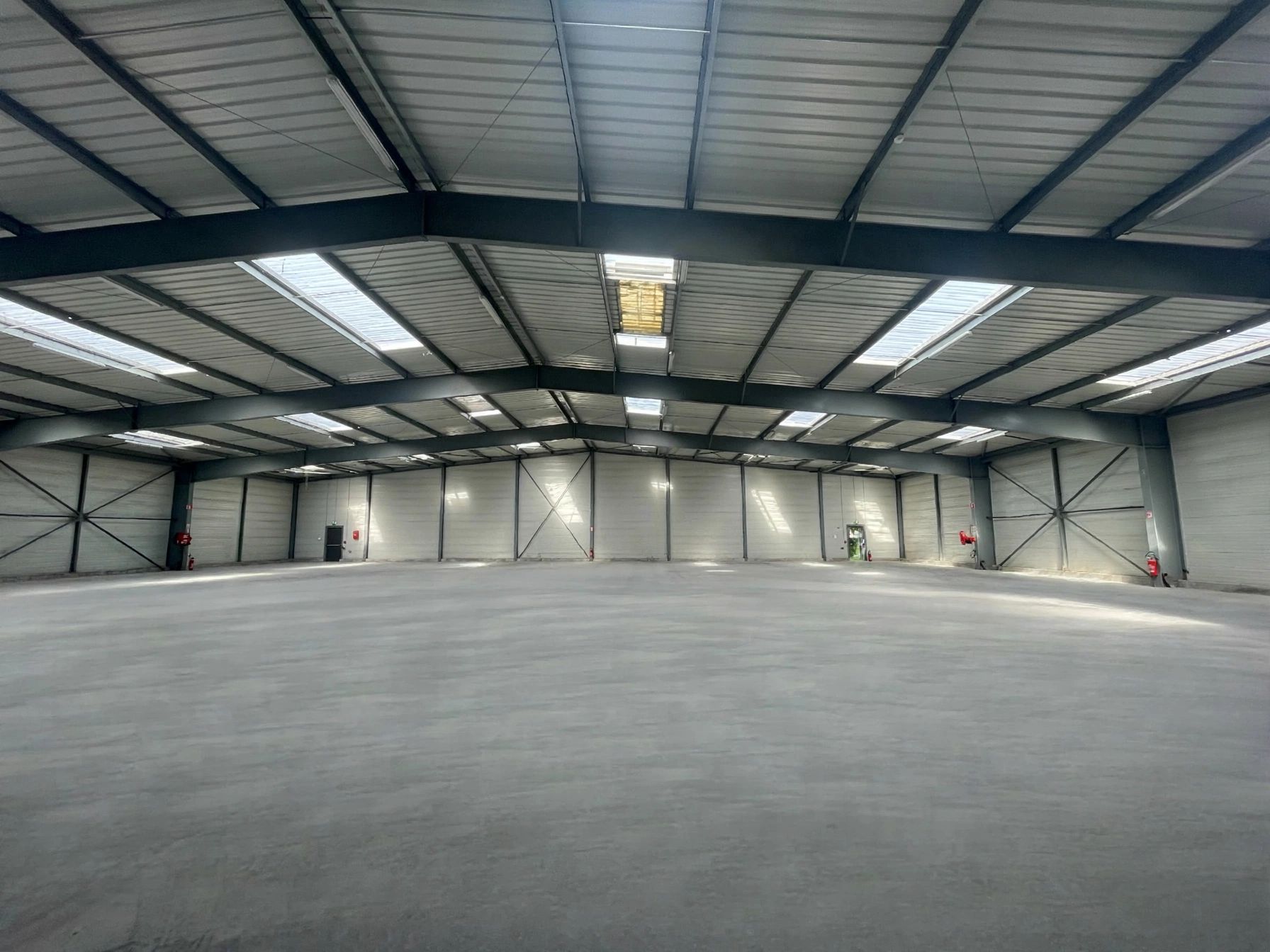 Location Entrepôt 1 325 m² Carpiquet - 2