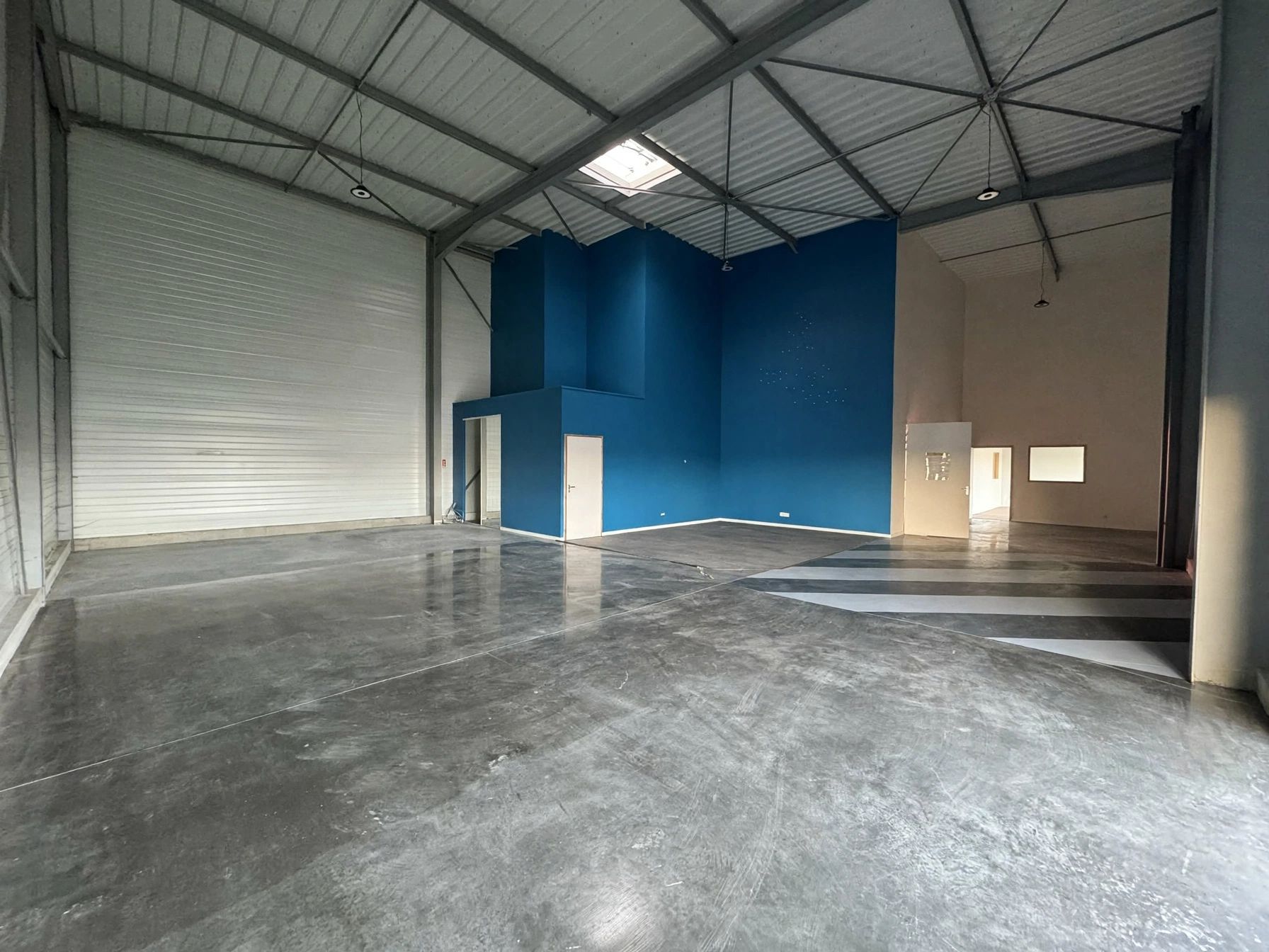 Location Entrepôt 316 m² Ifs