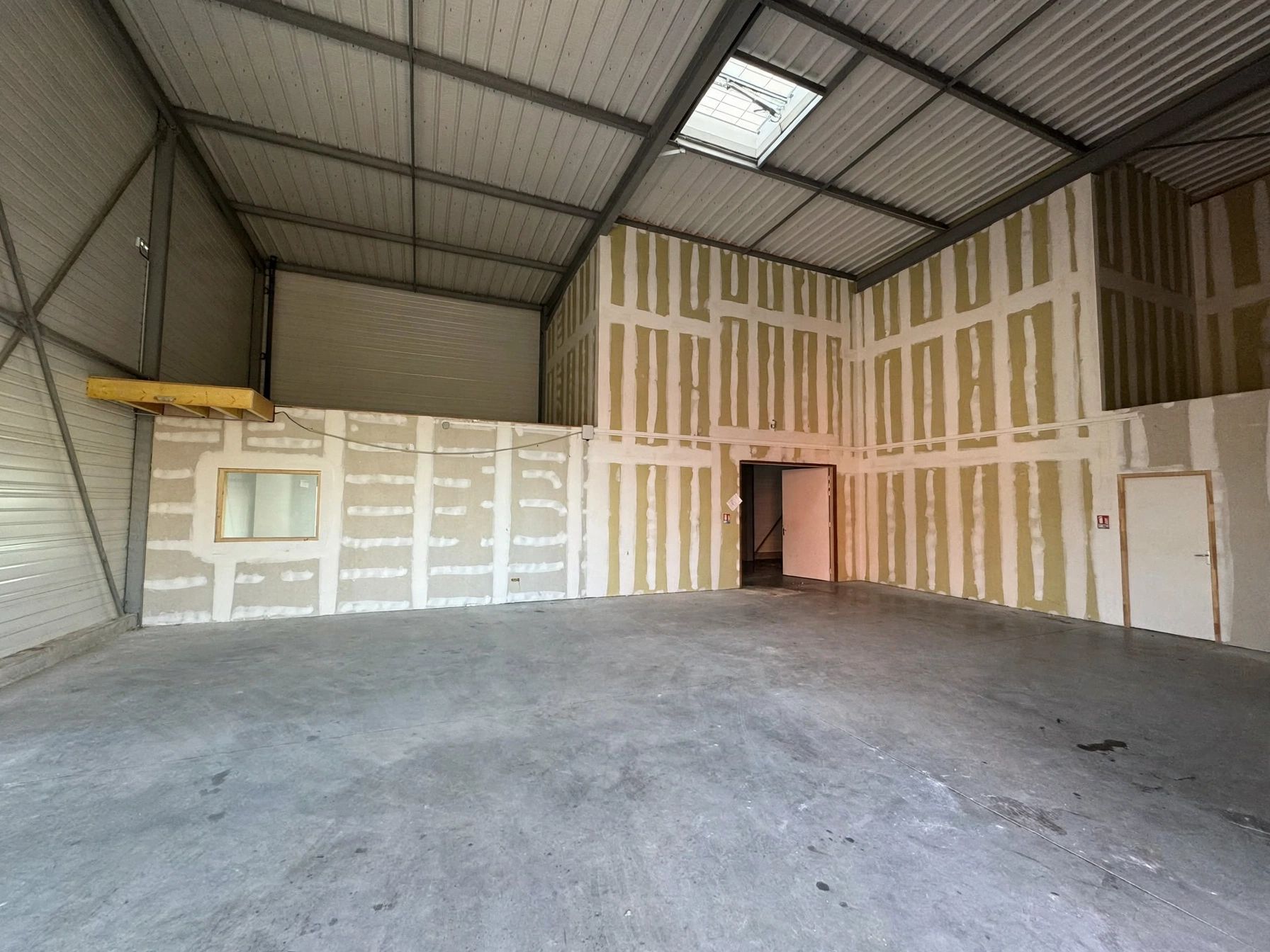 Location Entrepôt 316 m² Ifs - 2