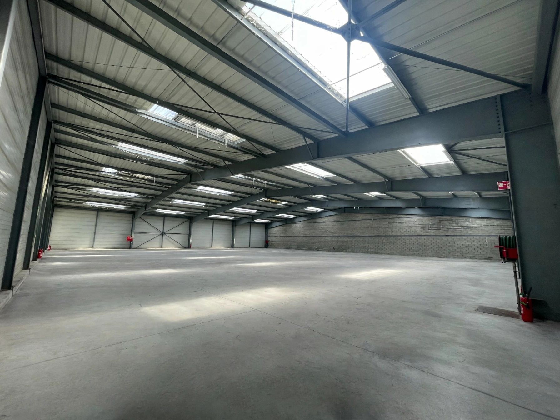 Location Entrepôt 1 325 m² Carpiquet