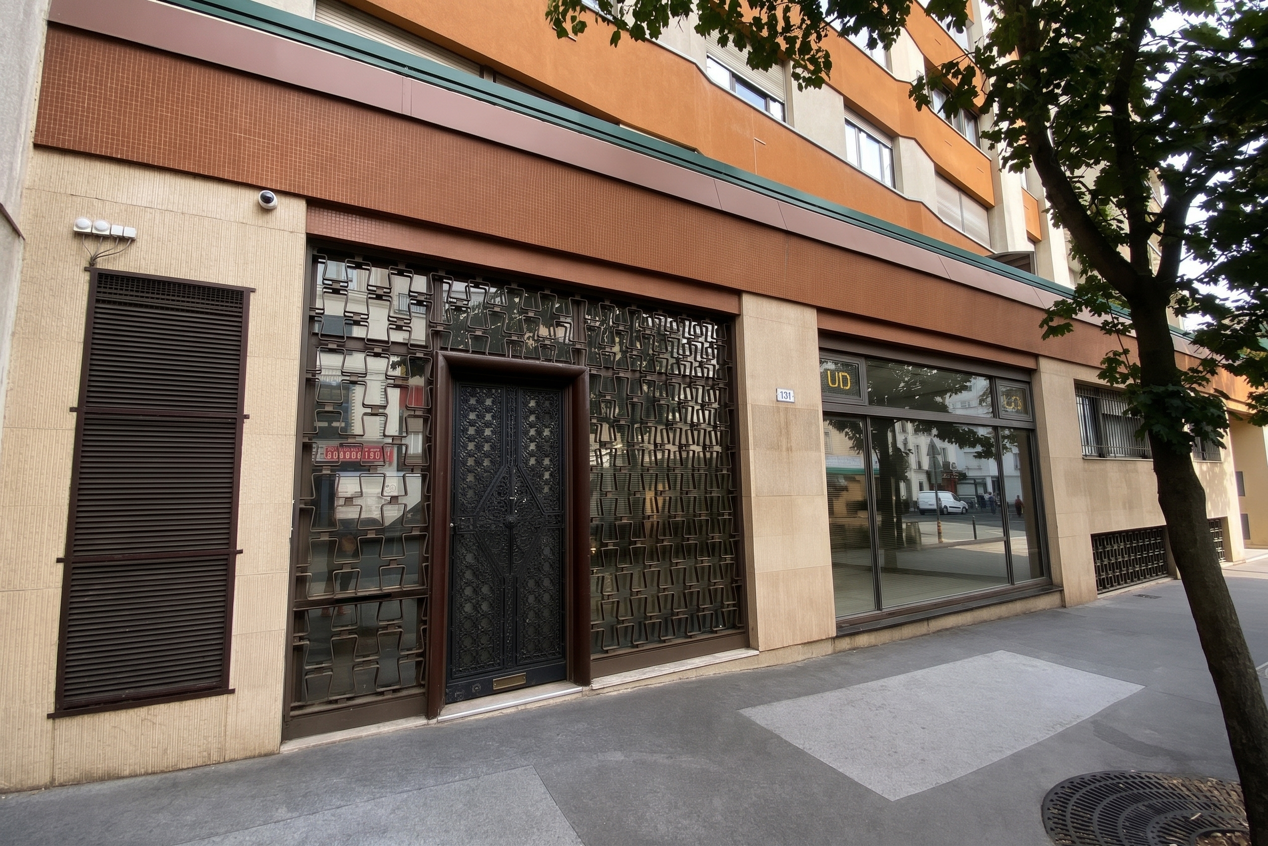 Location pure Local commercial 1 373 m² Paris - 6