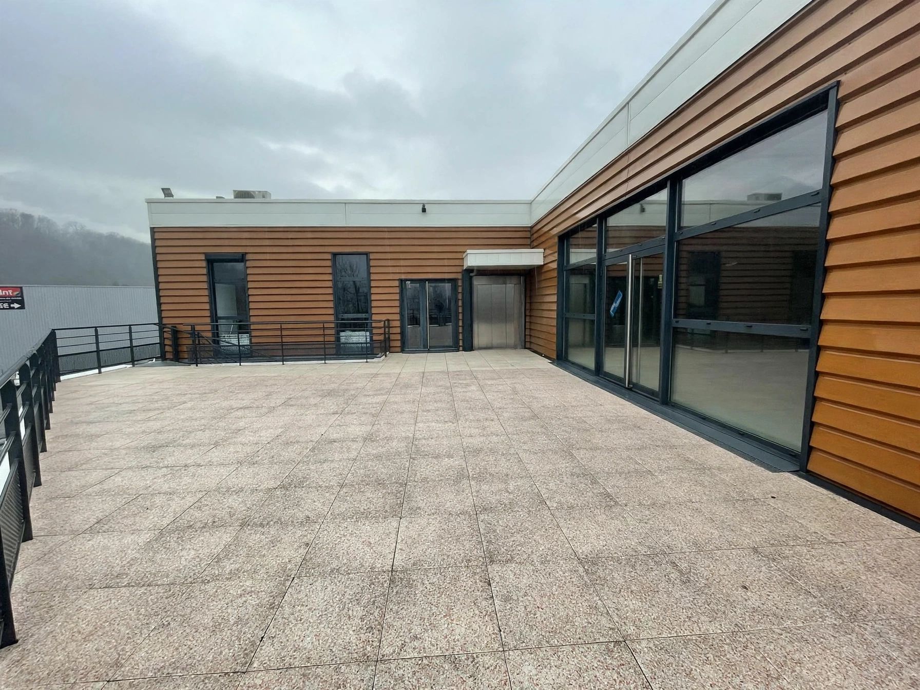 Location pure Local commercial 200 m² Tournon - 4