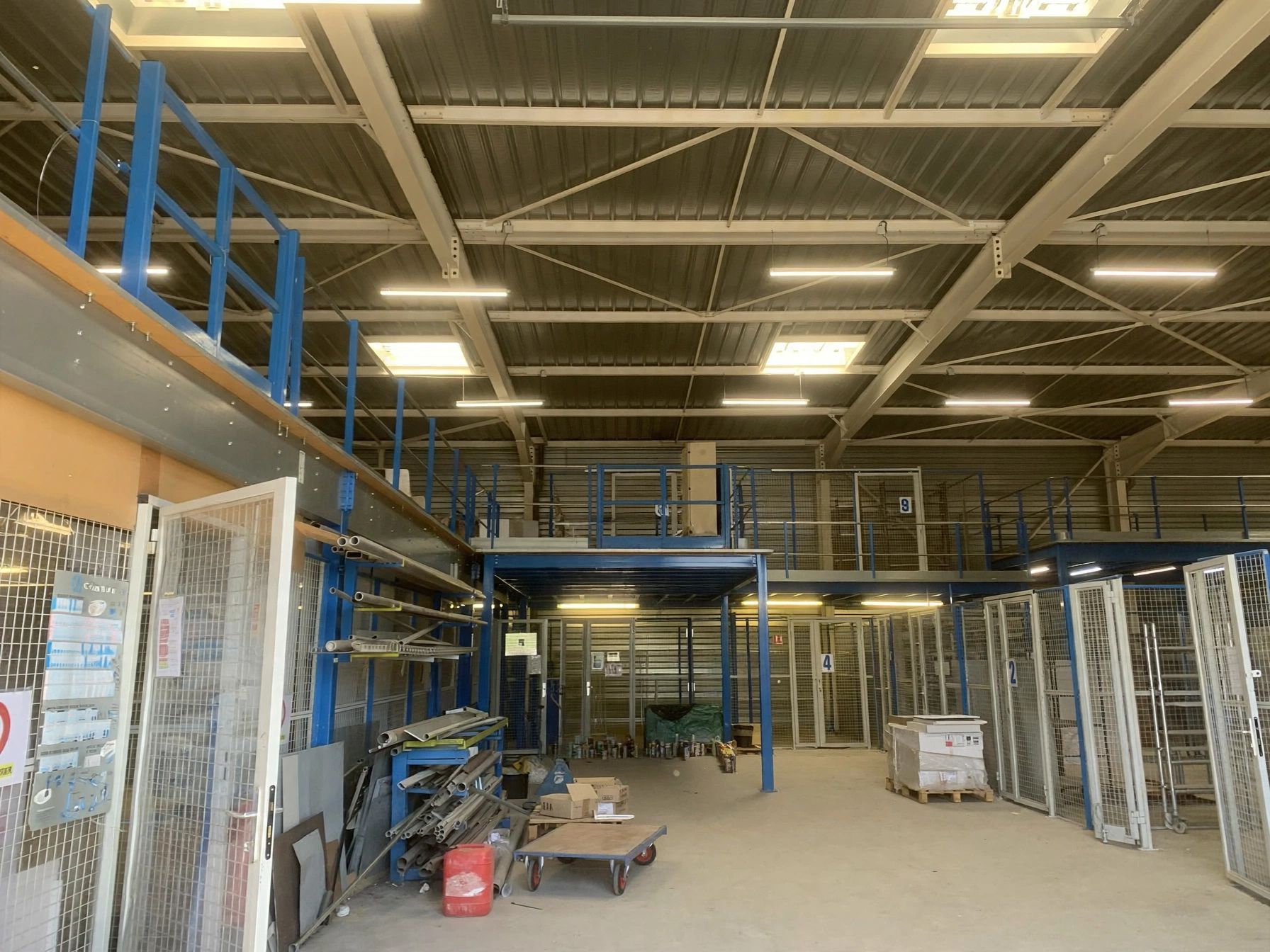Location Entrepôt 1 300 m² Coignières