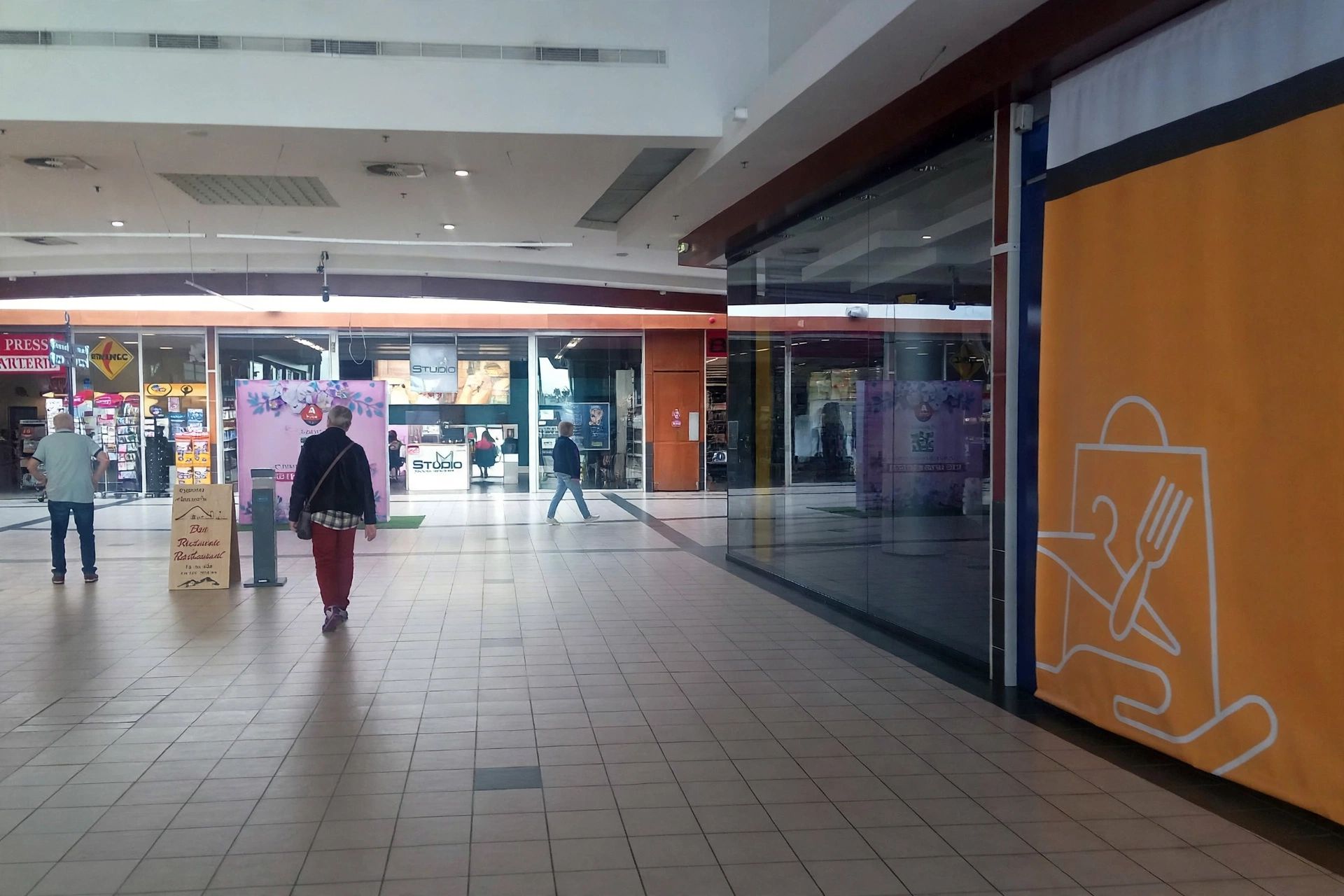 Location pure Local commercial 228 m² Domérat - 3