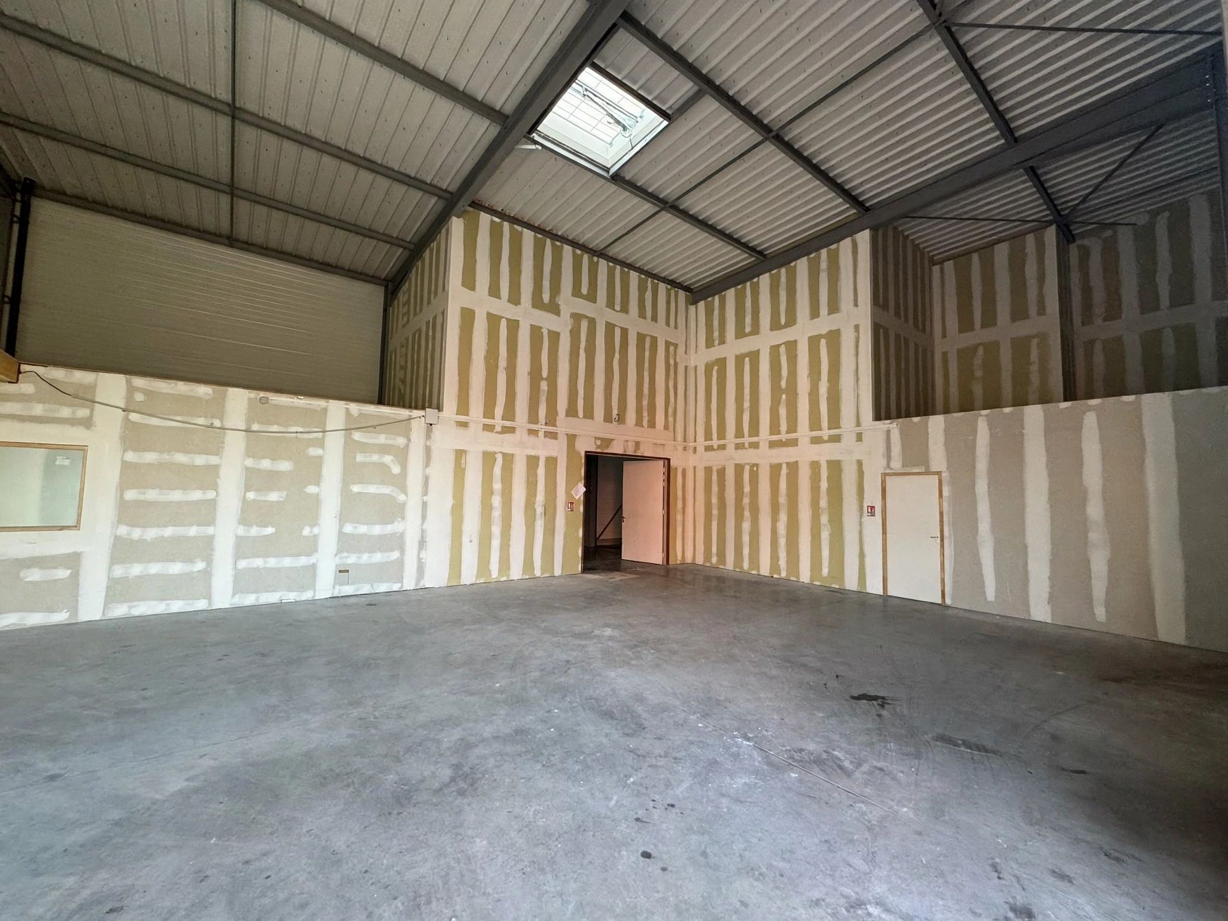 Location Entrepôt 316 m² Ifs - 3