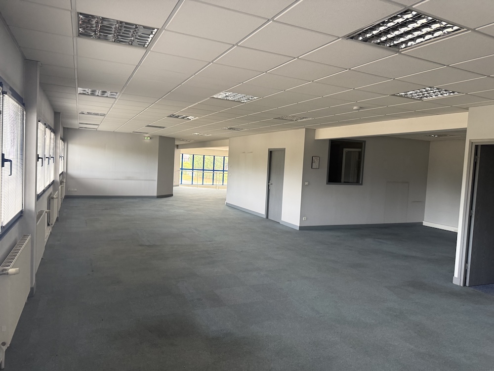 Location Entrepôt 1 500 m² La Vaupalière - 3