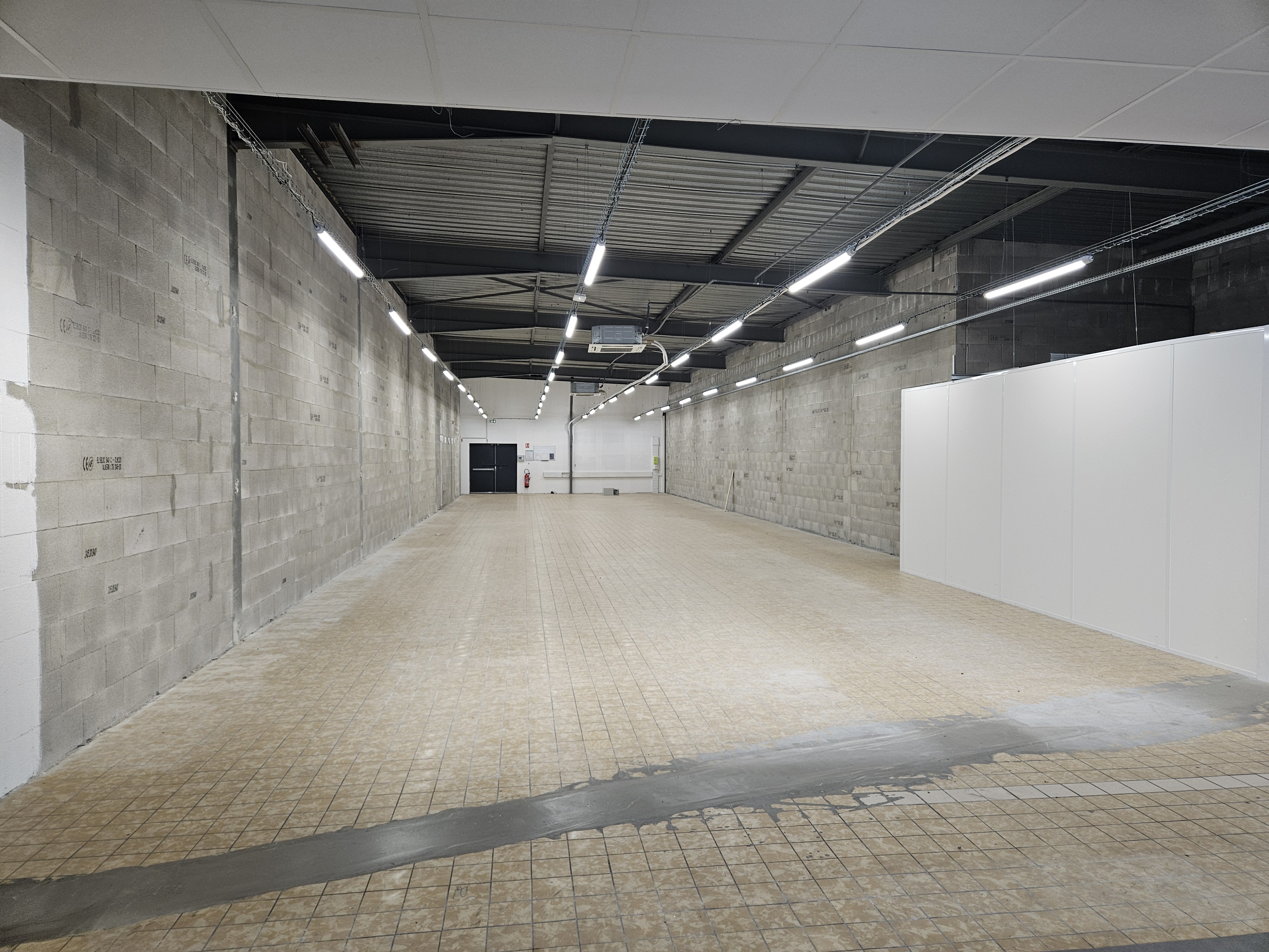 Location pure Local commercial 361 m² Bourg-en-Bresse - 2