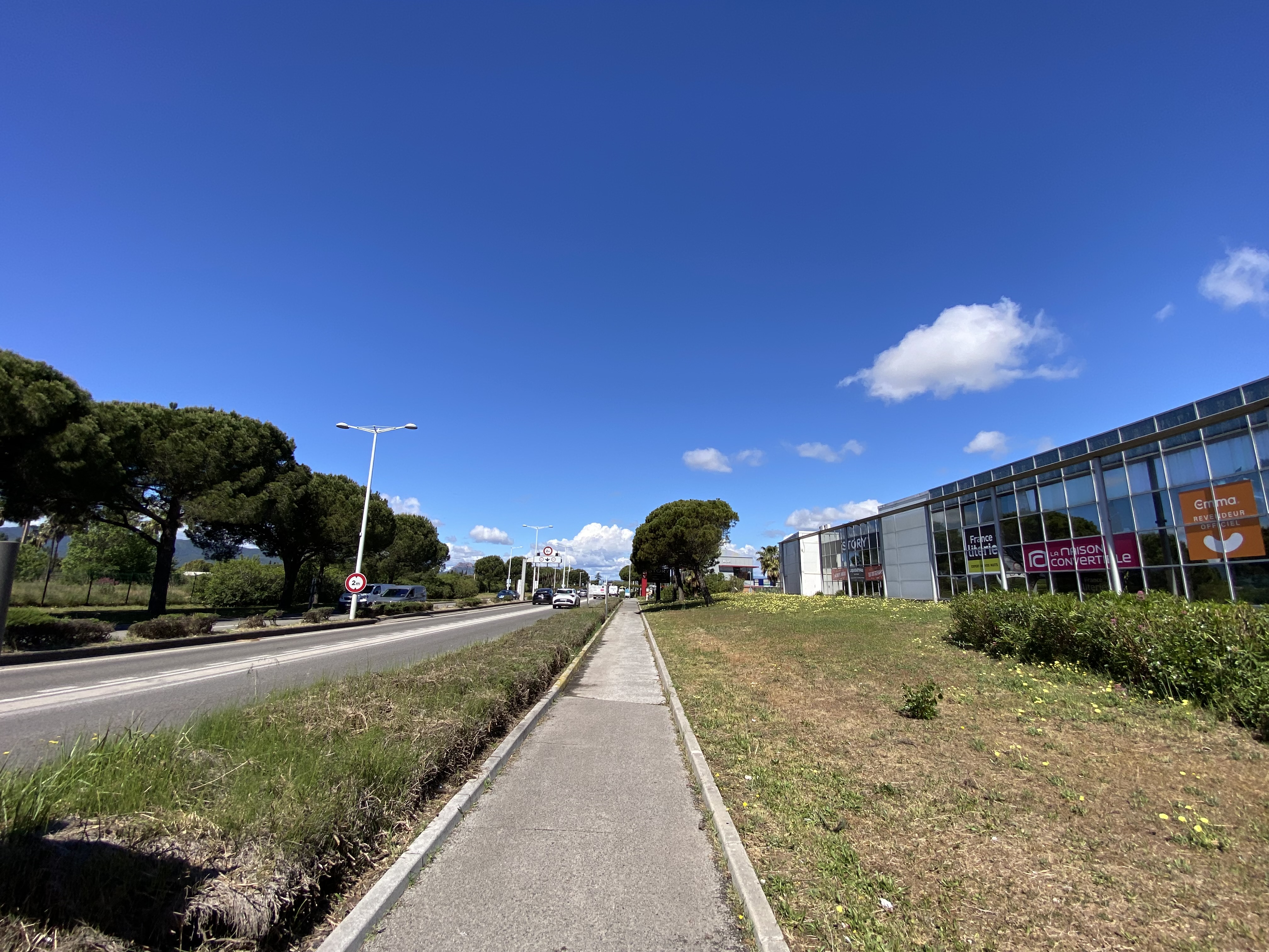 Location pure Local commercial 950 m² Fréjus
