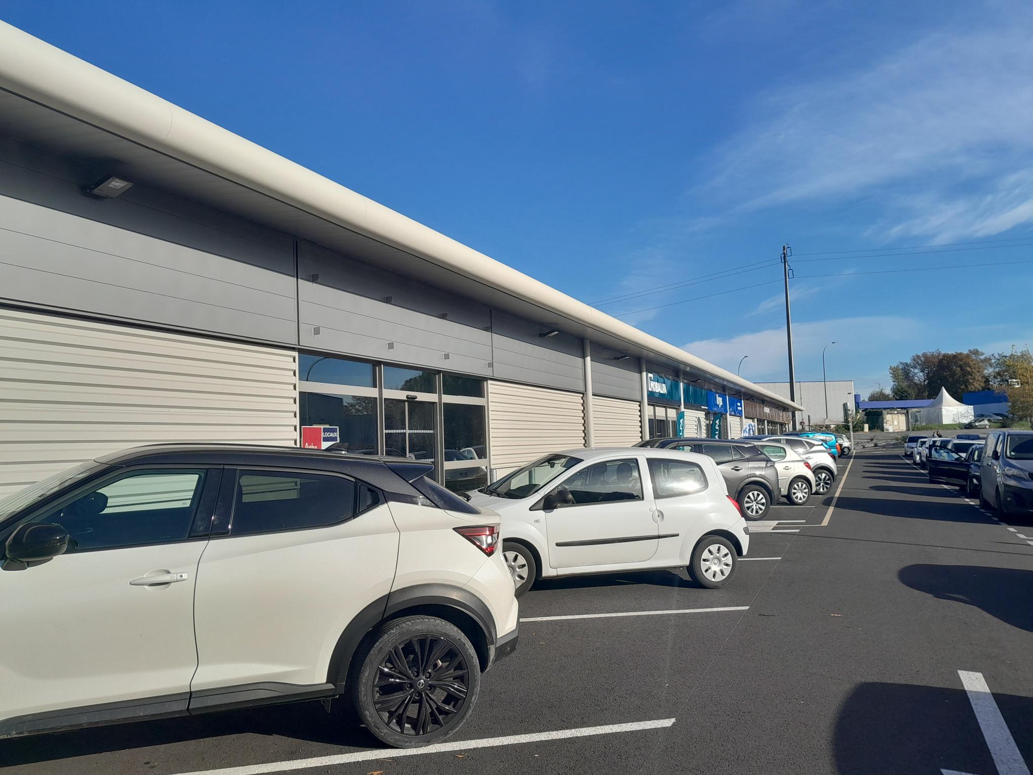 Location pure Local commercial 236 m² Lons