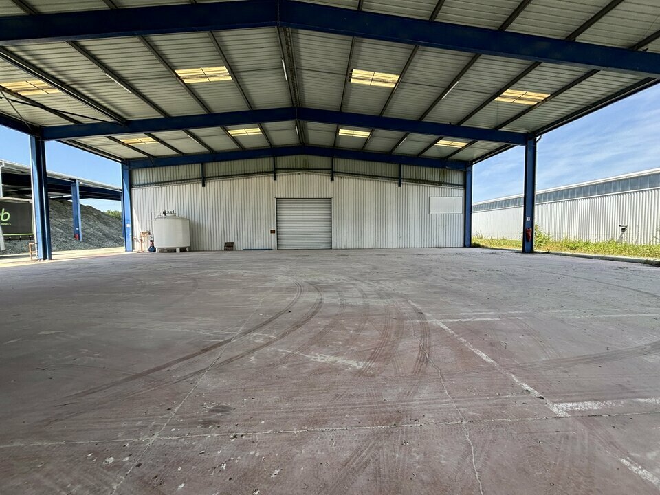 Vente de murs libres Entrepôt 2 120 m² Vayres - 2