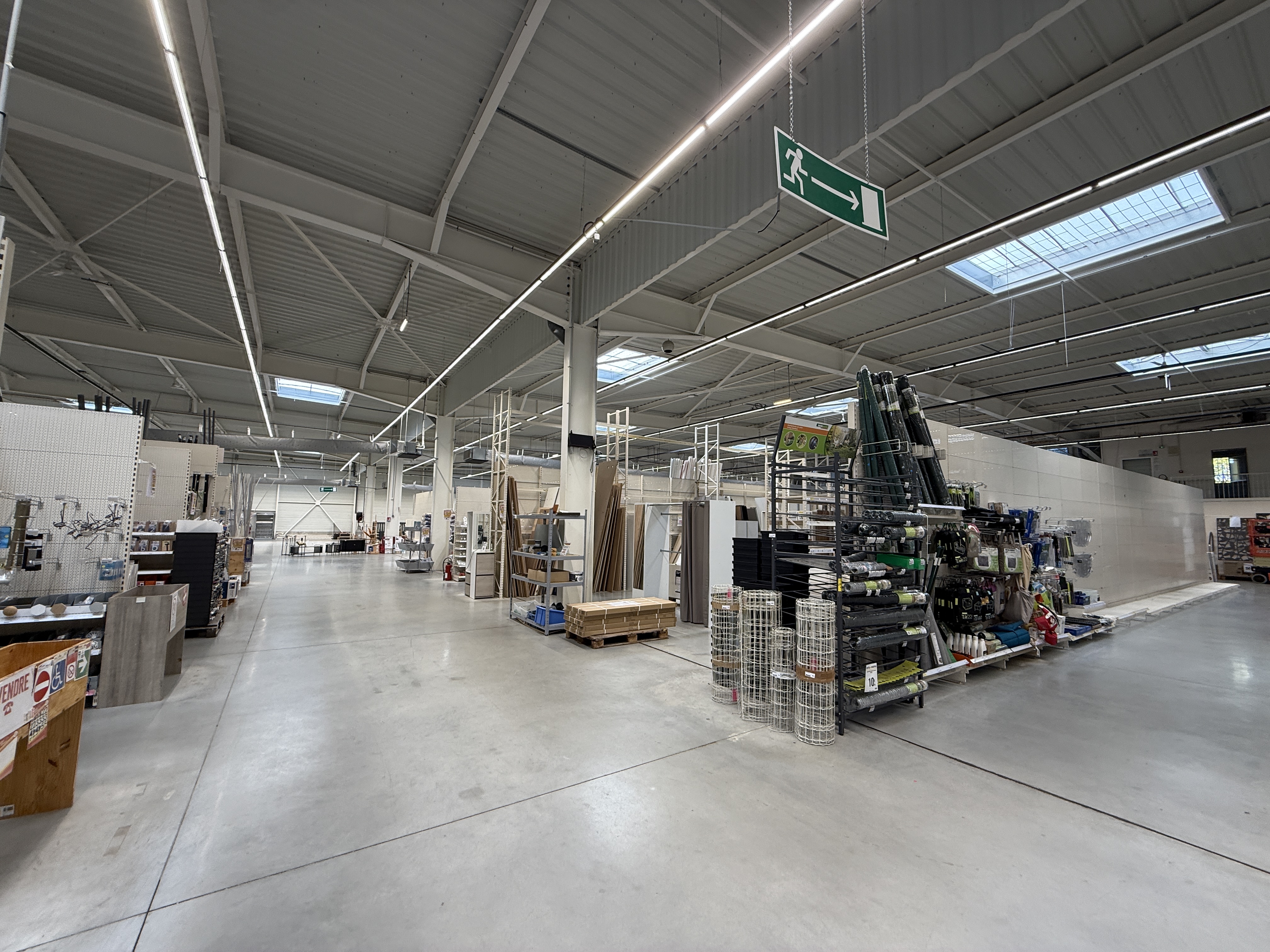Location pure Local commercial 3 253 m² Roanne - 3
