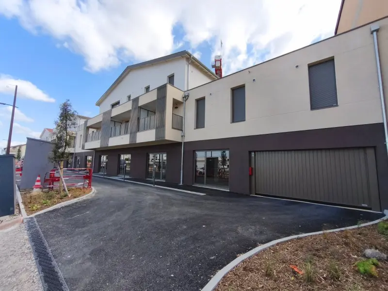 Location pure Local commercial 76 m² Saint-Bonnet-de-Mure