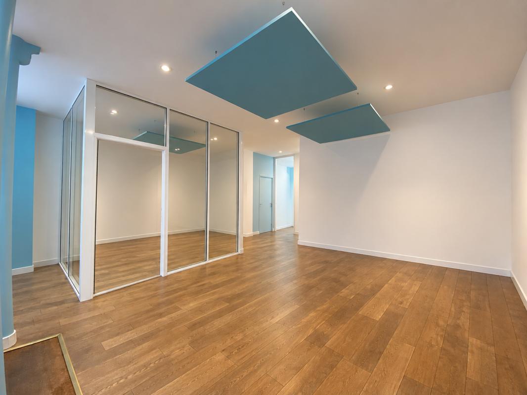 Location pure Local commercial 55 m² Paris - 2