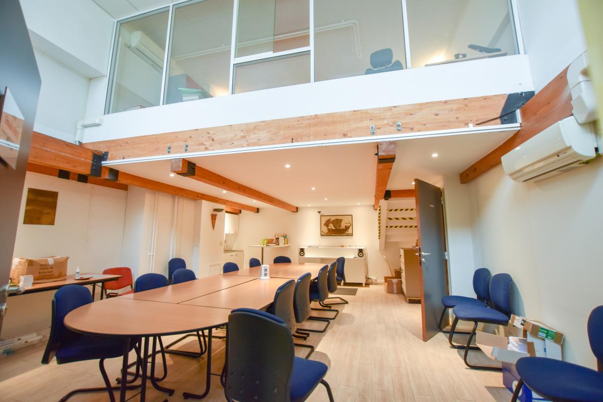 Location pure Local commercial 1 373 m² Paris - 5