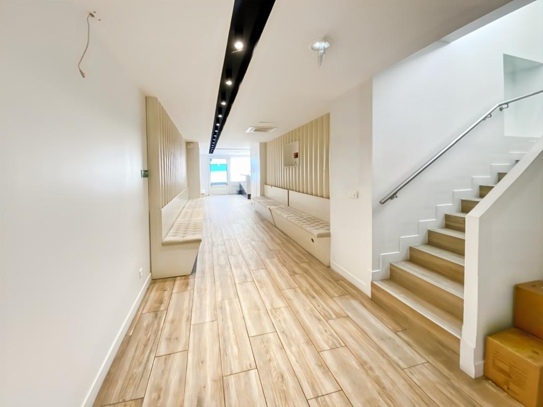 Location pure Local commercial 247 m² Versailles - 3