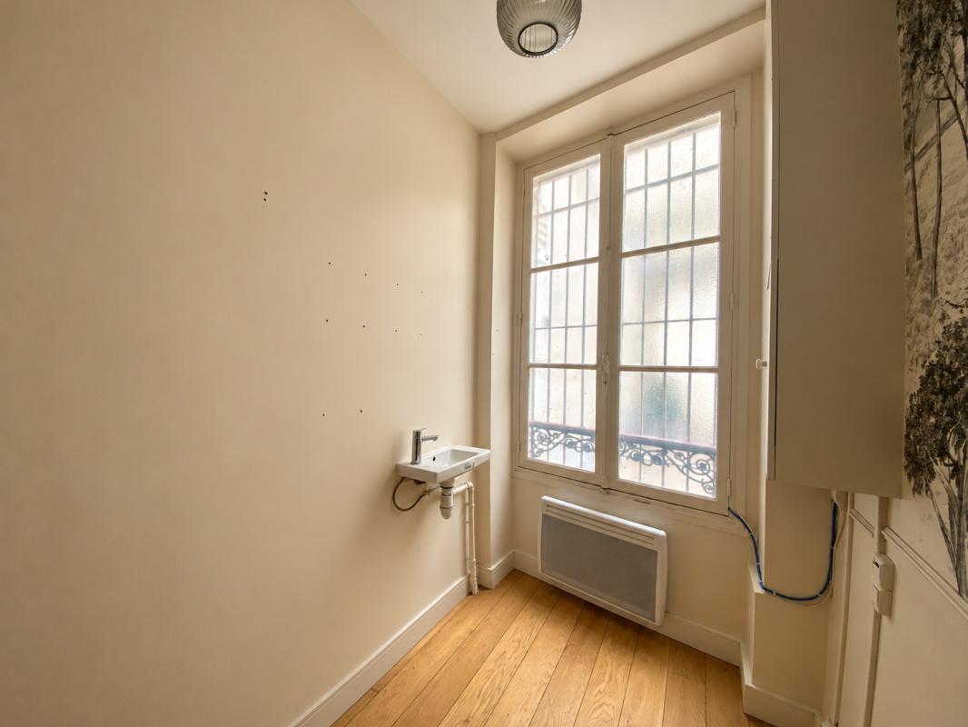 Location pure Local commercial 14 m² Paris - 6