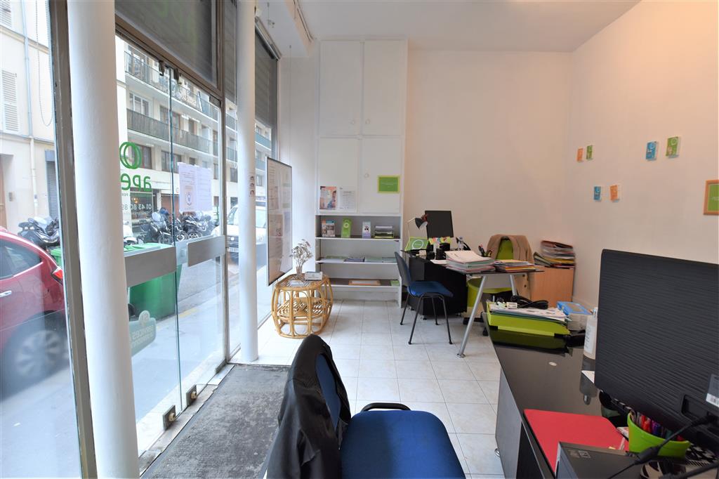 Location pure Local commercial 49 m² Paris - 2