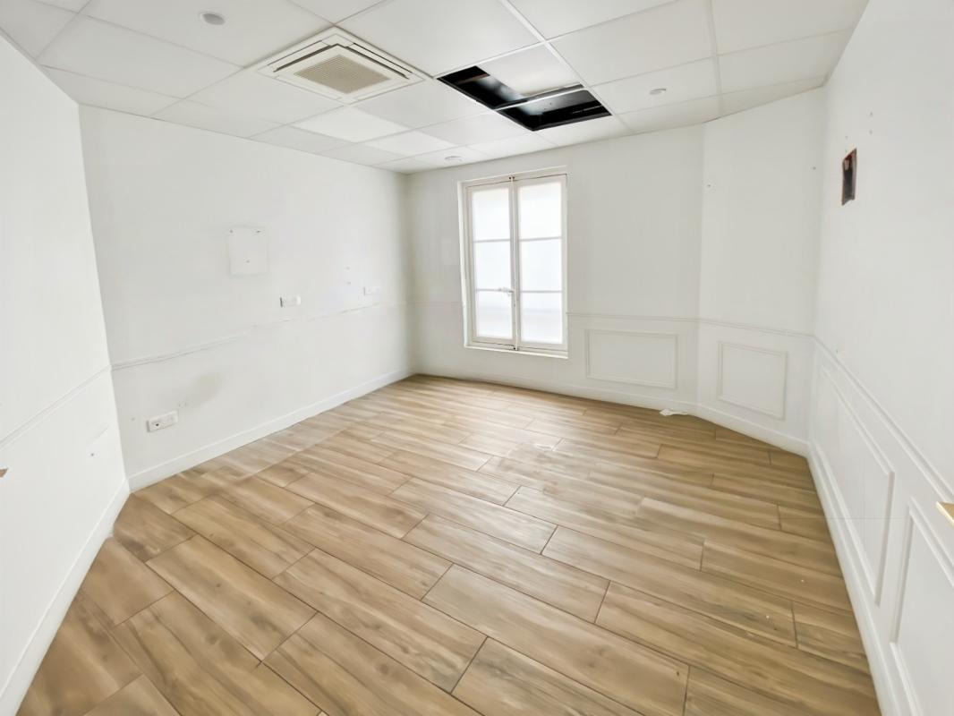 Location pure Local commercial 247 m² Versailles - 4