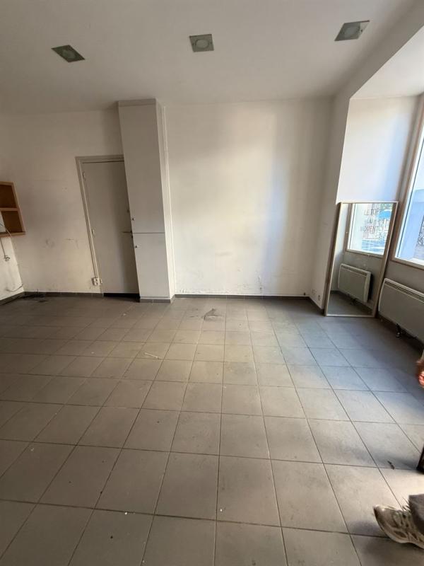 Location pure Local commercial 23 m² Paris - 2