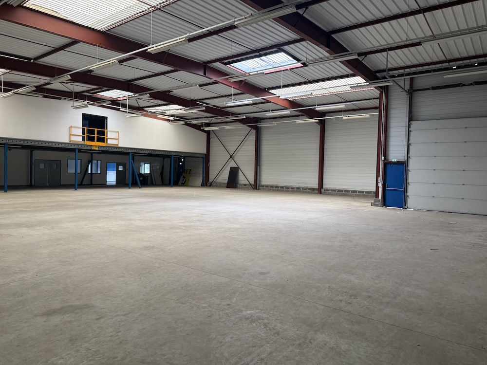 Location Entrepôt 1 500 m² La Vaupalière - 2