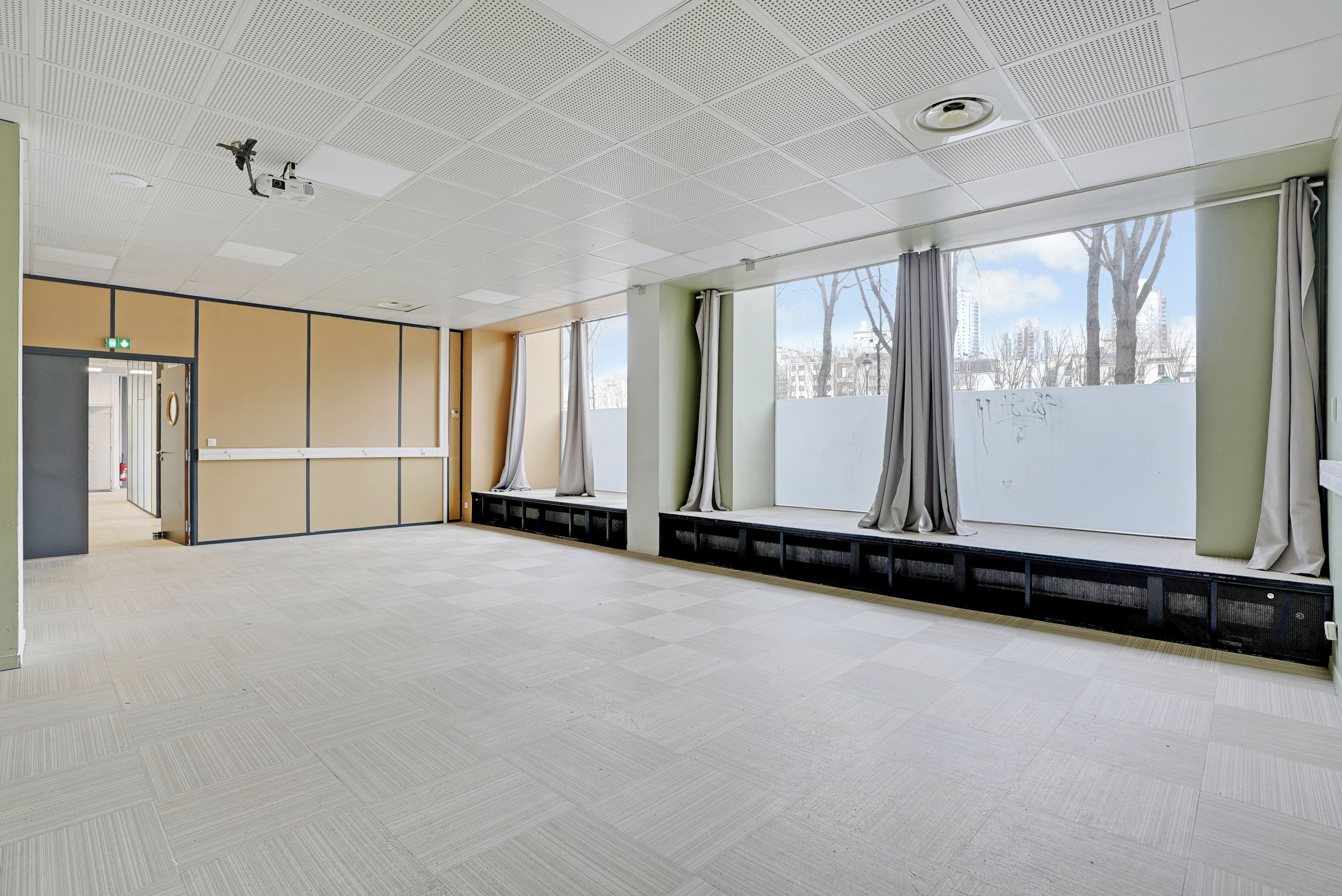 Location pure Local commercial 550 m² Paris - 7