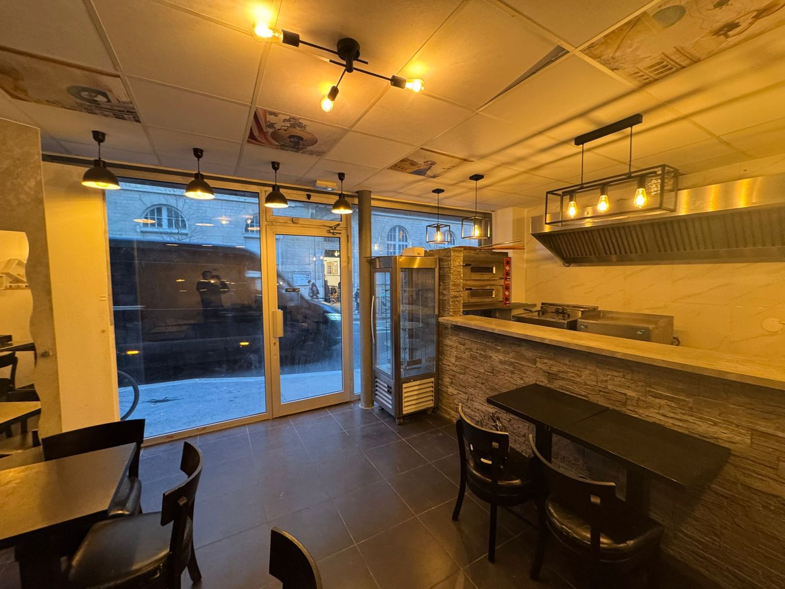 Location pure Local commercial 36 m² Paris 18e - 2
