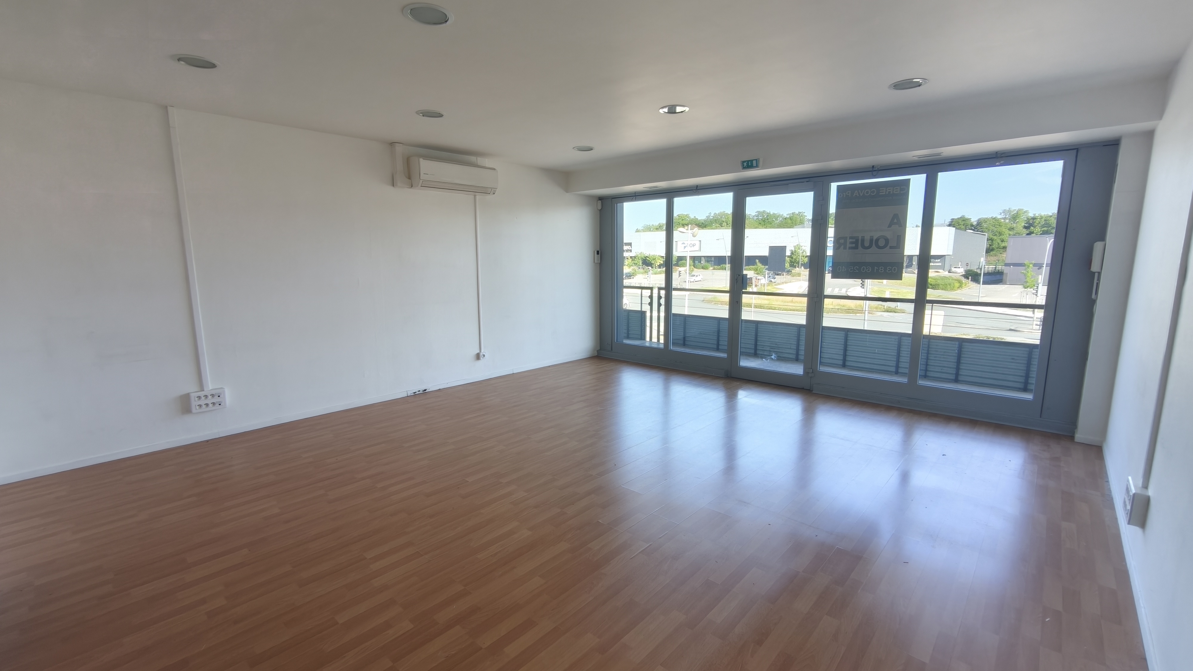 Location pure Local commercial 127 m² Besançon
