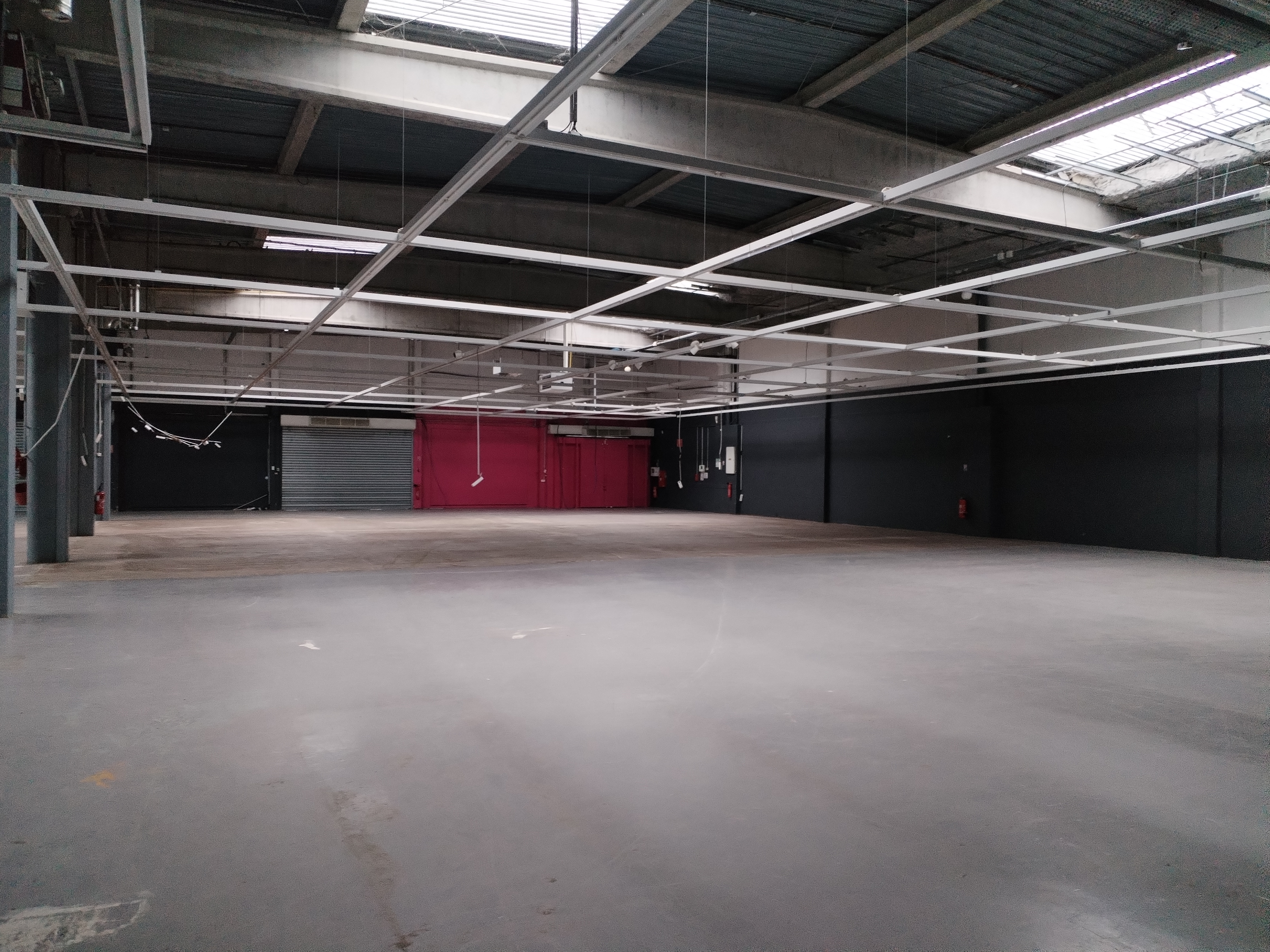 Location pure Local commercial 1 560 m² Englos