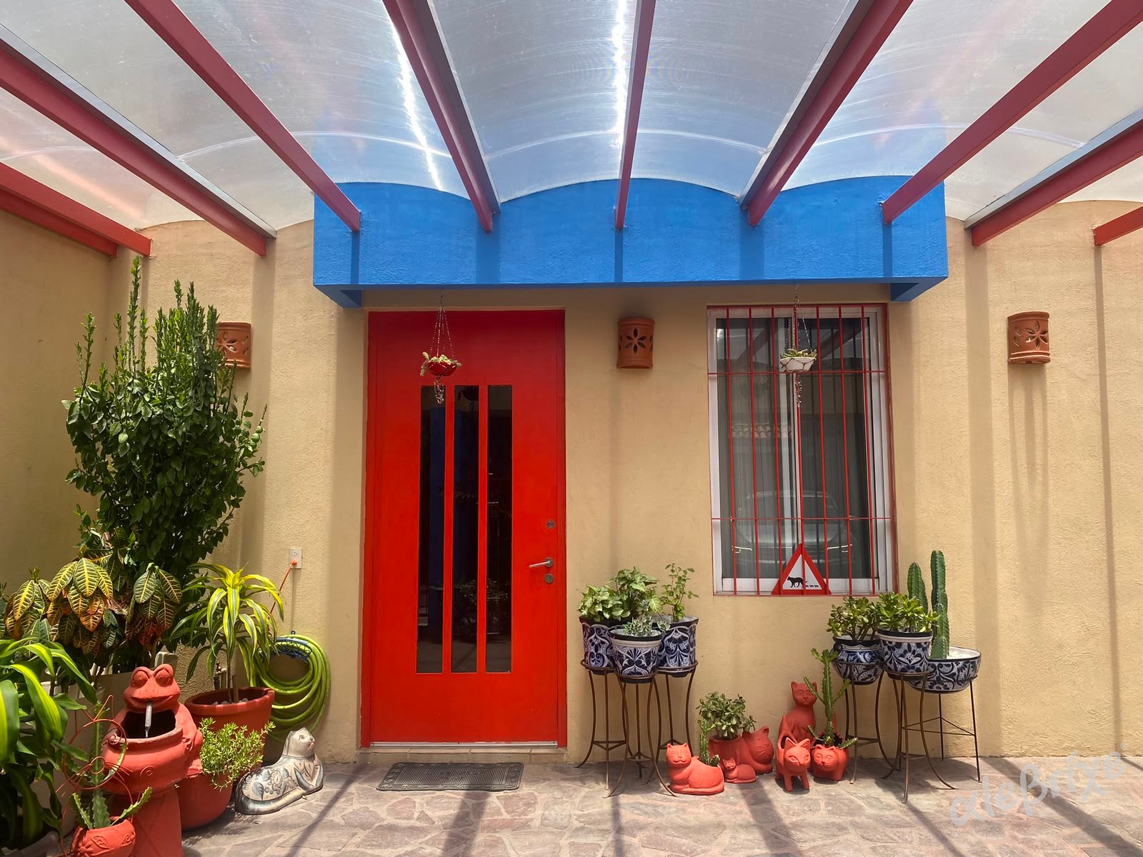 Casa de dos niveles con fachada colorida en Fraccionamiento Las Fuentes, Zapopan
