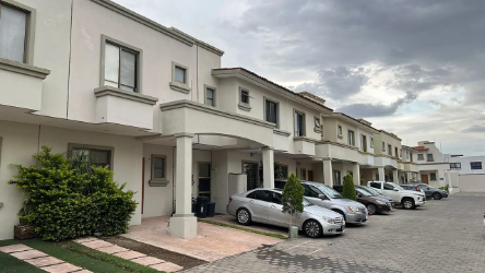 Hermosa Casa por Nueva Galicia, coto con Alberca